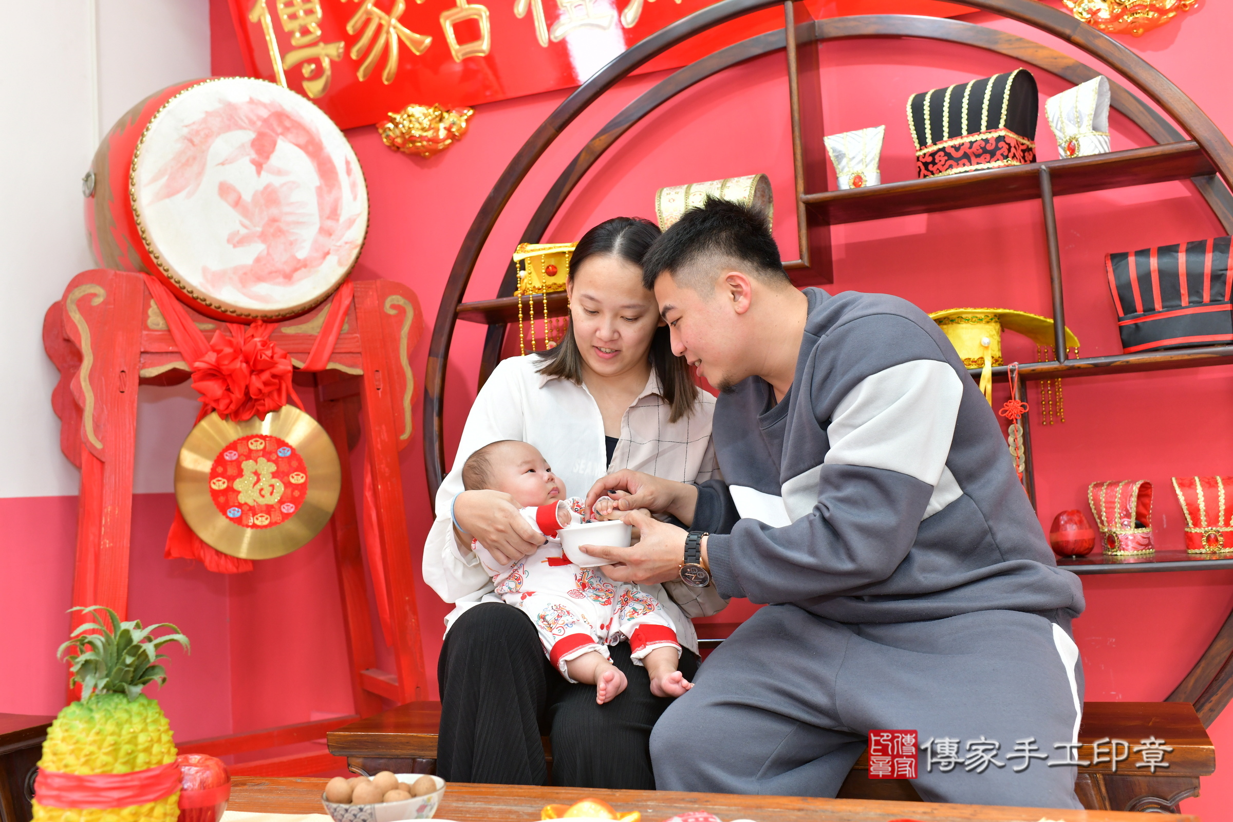 小義寶寶(台中市北區嬰兒寶寶滿月剃頭理髮、嬰兒剃胎毛儀式吉祥話)。中國風會場，爸媽寶貝穿「日中韓」古裝禮服。專業拍照、證書。★購買「臍帶章、肚臍章、胎毛筆刷印章」贈送：剃頭、收涎、抓周，三選一。2025.2.23，照片8