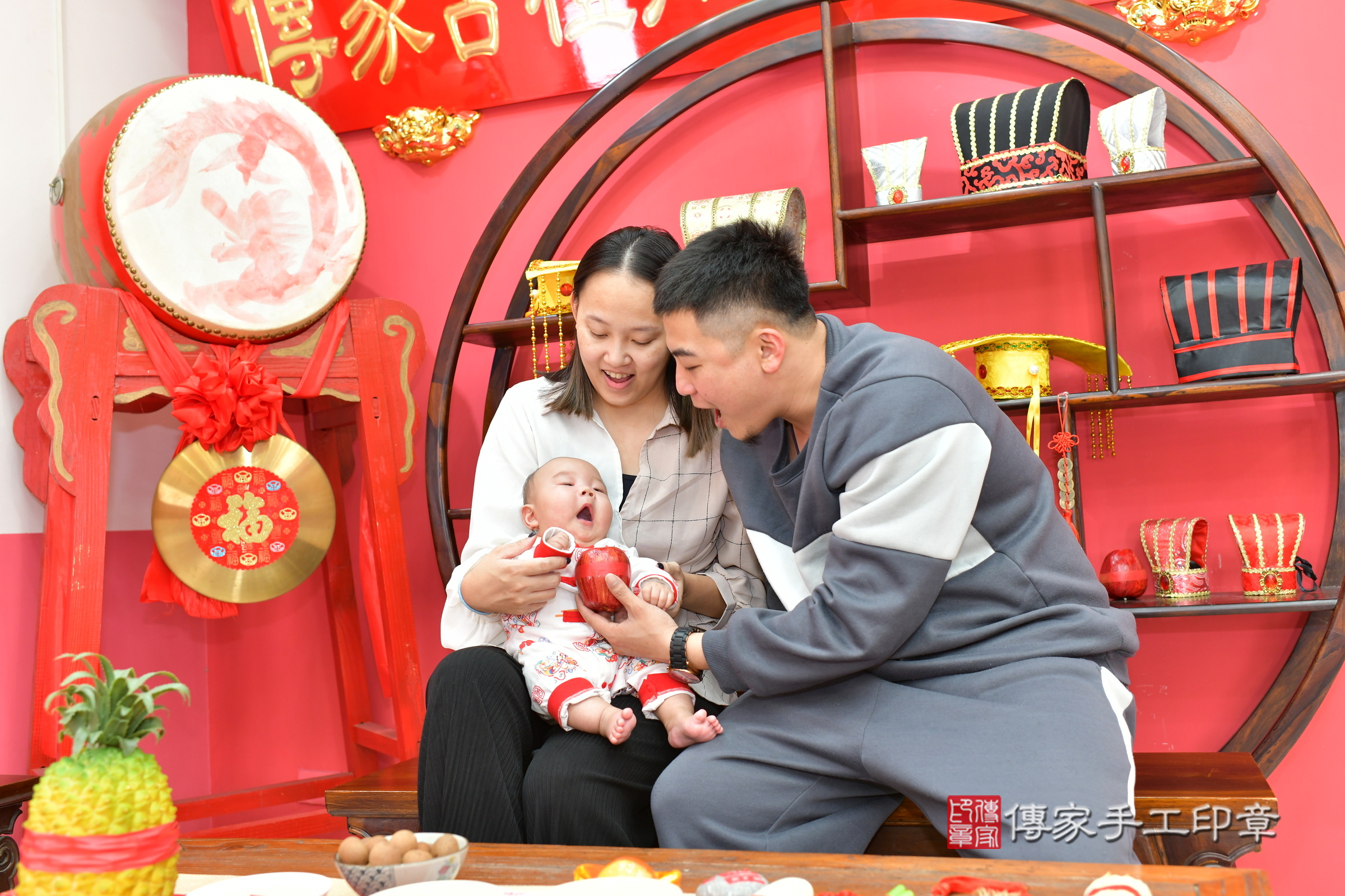 小義寶寶(台中市北區嬰兒寶寶滿月剃頭理髮、嬰兒剃胎毛儀式吉祥話)。中國風會場，爸媽寶貝穿「日中韓」古裝禮服。專業拍照、證書。★購買「臍帶章、肚臍章、胎毛筆刷印章」贈送：剃頭、收涎、抓周，三選一。2025.2.23，照片9