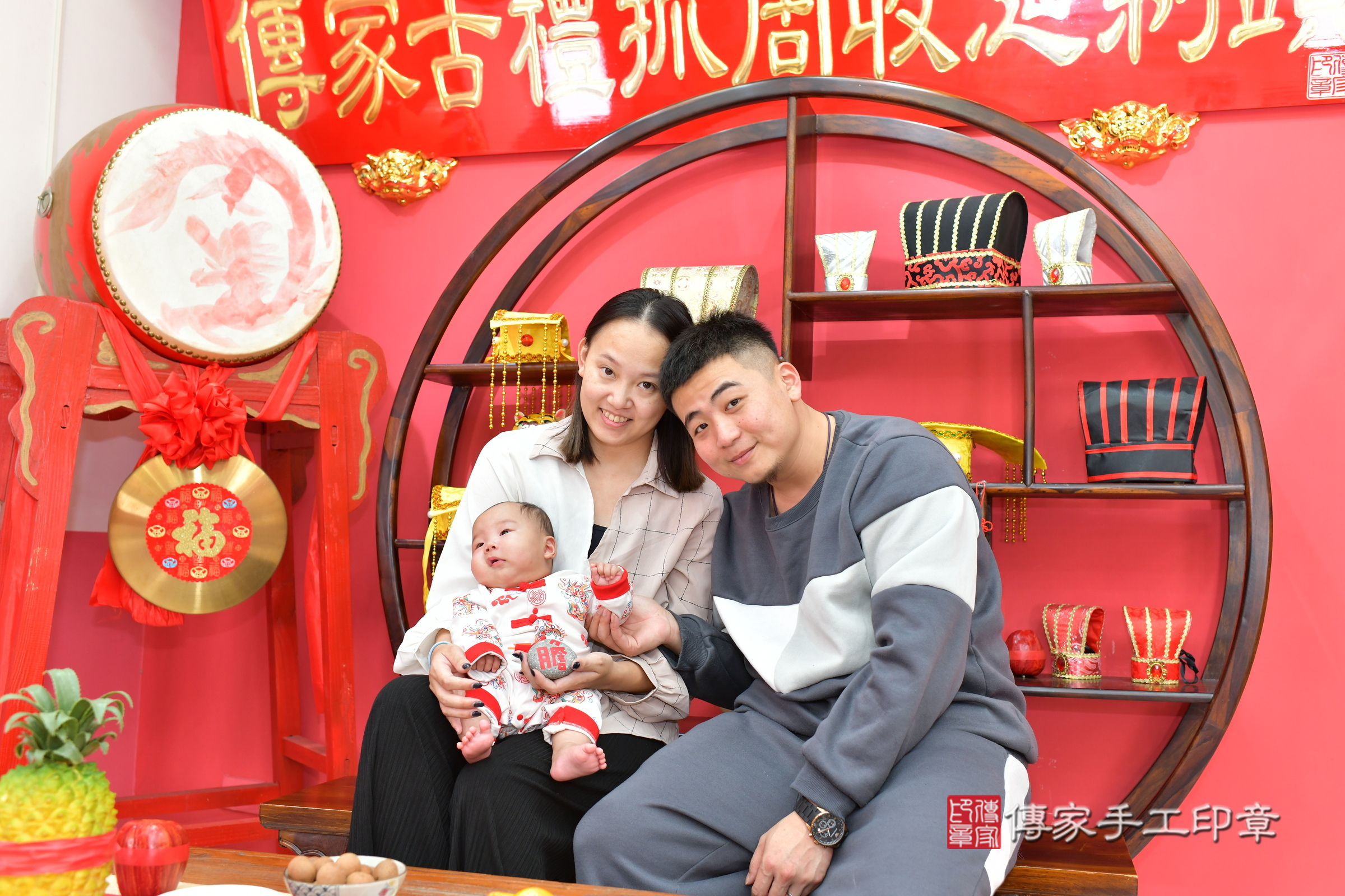 小義寶寶(台中市北區嬰兒寶寶滿月剃頭理髮、嬰兒剃胎毛儀式吉祥話)。中國風會場，爸媽寶貝穿「日中韓」古裝禮服。專業拍照、證書。★購買「臍帶章、肚臍章、胎毛筆刷印章」贈送：剃頭、收涎、抓周，三選一。2025.2.23，照片13