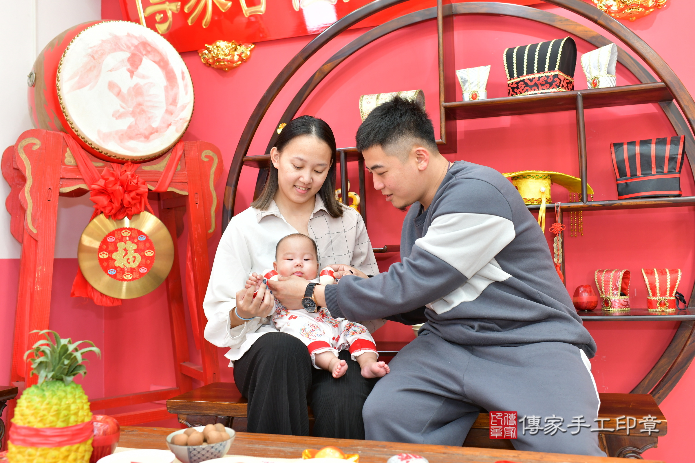 小義寶寶(台中市北區嬰兒寶寶滿月剃頭理髮、嬰兒剃胎毛儀式吉祥話)。中國風會場，爸媽寶貝穿「日中韓」古裝禮服。專業拍照、證書。★購買「臍帶章、肚臍章、胎毛筆刷印章」贈送：剃頭、收涎、抓周，三選一。2025.2.23，照片6