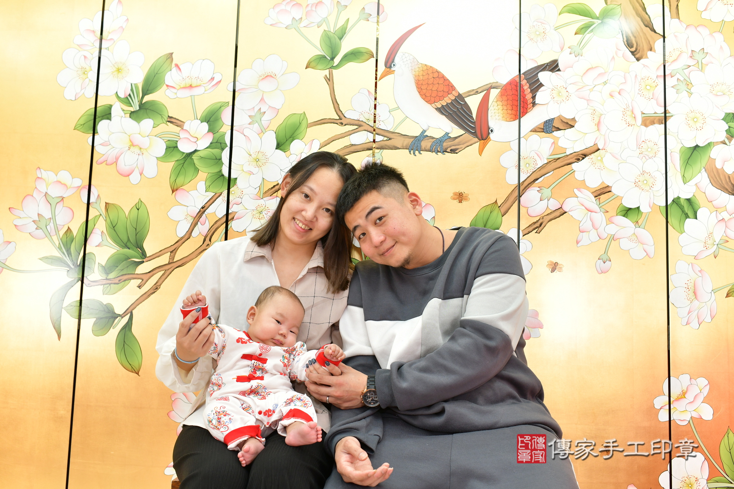小義寶寶(台中市北區嬰兒寶寶滿月剃頭理髮、嬰兒剃胎毛儀式吉祥話)。中國風會場，爸媽寶貝穿「日中韓」古裝禮服。專業拍照、證書。★購買「臍帶章、肚臍章、胎毛筆刷印章」贈送：剃頭、收涎、抓周，三選一。2025.2.23，照片3