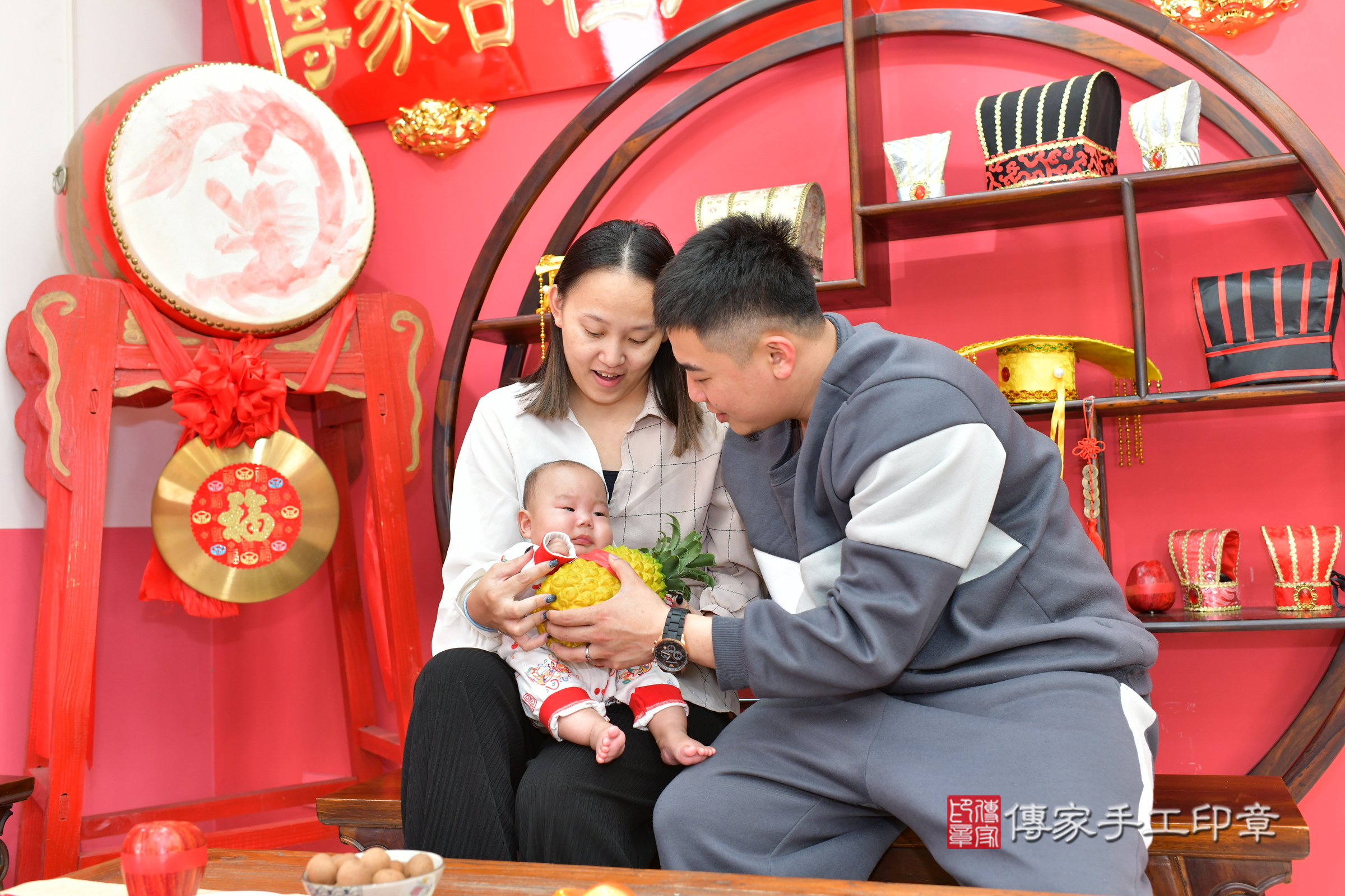 小義寶寶(台中市北區嬰兒寶寶滿月剃頭理髮、嬰兒剃胎毛儀式吉祥話)。中國風會場，爸媽寶貝穿「日中韓」古裝禮服。專業拍照、證書。★購買「臍帶章、肚臍章、胎毛筆刷印章」贈送：剃頭、收涎、抓周，三選一。2025.2.23，照片10