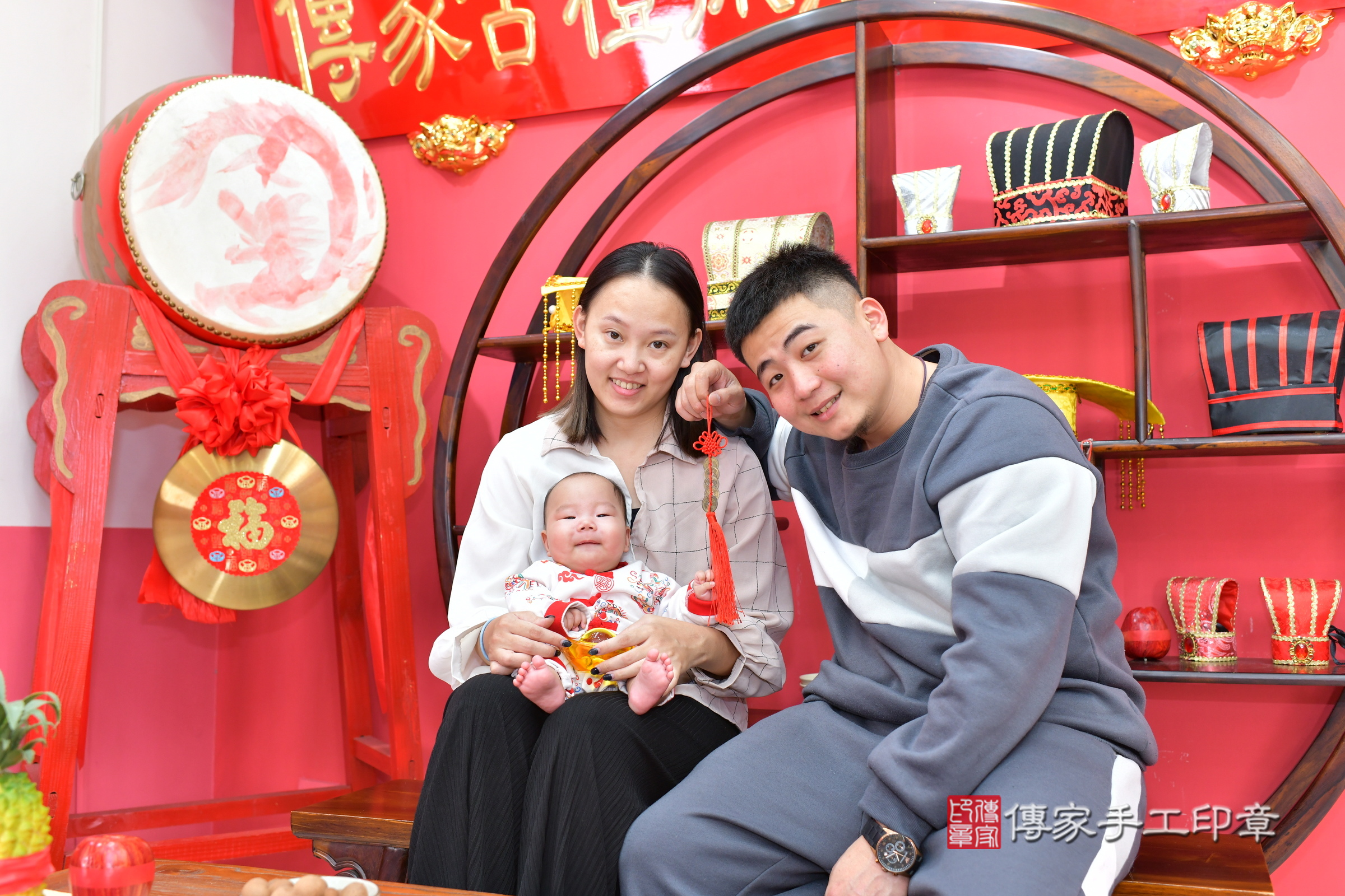 小義寶寶(台中市北區嬰兒寶寶滿月剃頭理髮、嬰兒剃胎毛儀式吉祥話)。中國風會場，爸媽寶貝穿「日中韓」古裝禮服。專業拍照、證書。★購買「臍帶章、肚臍章、胎毛筆刷印章」贈送：剃頭、收涎、抓周，三選一。2025.2.23，照片5
