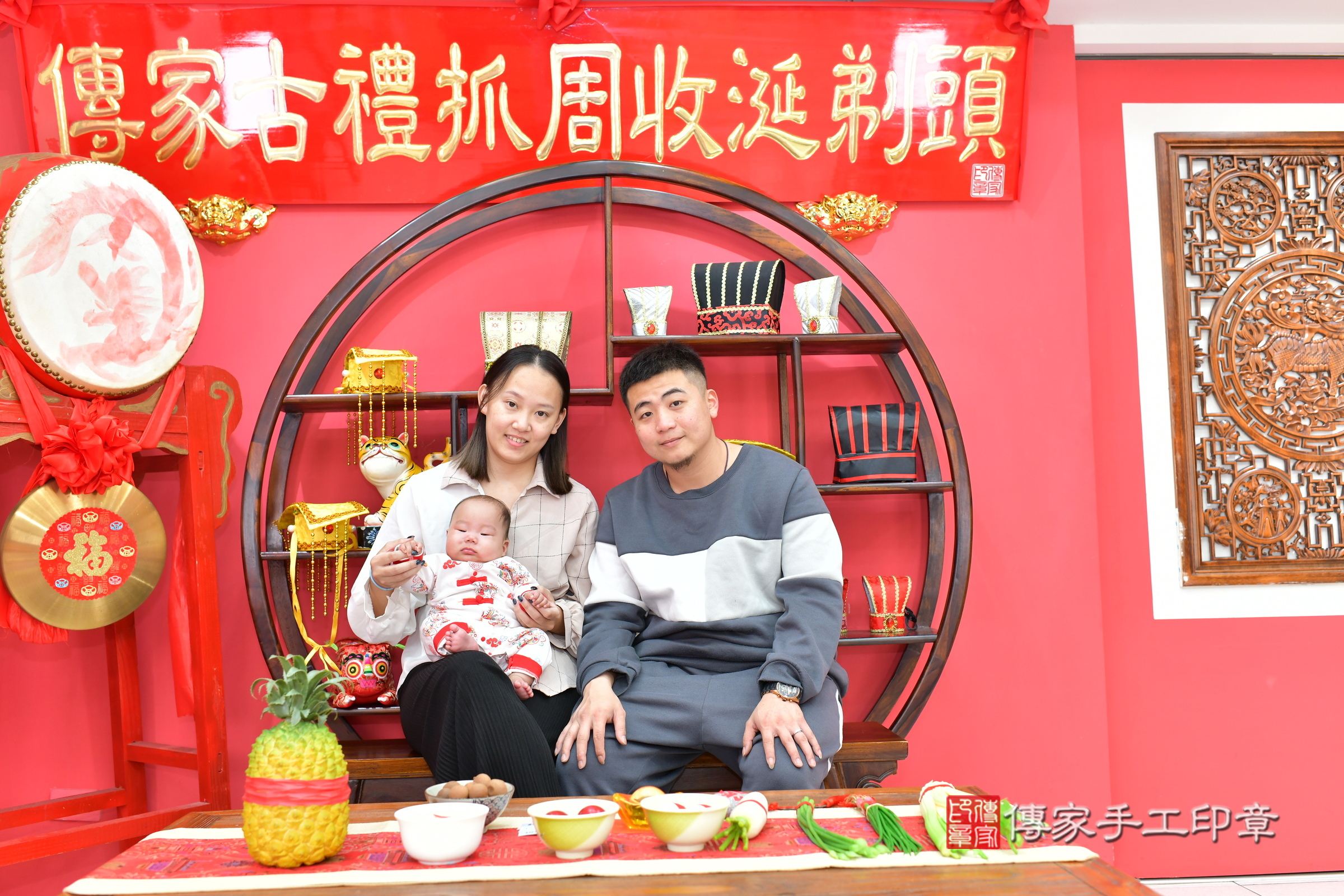 小義寶寶(台中市北區嬰兒寶寶滿月剃頭理髮、嬰兒剃胎毛儀式吉祥話)。中國風會場，爸媽寶貝穿「日中韓」古裝禮服。專業拍照、證書。★購買「臍帶章、肚臍章、胎毛筆刷印章」贈送：剃頭、收涎、抓周，三選一。2025.2.23，照片2
