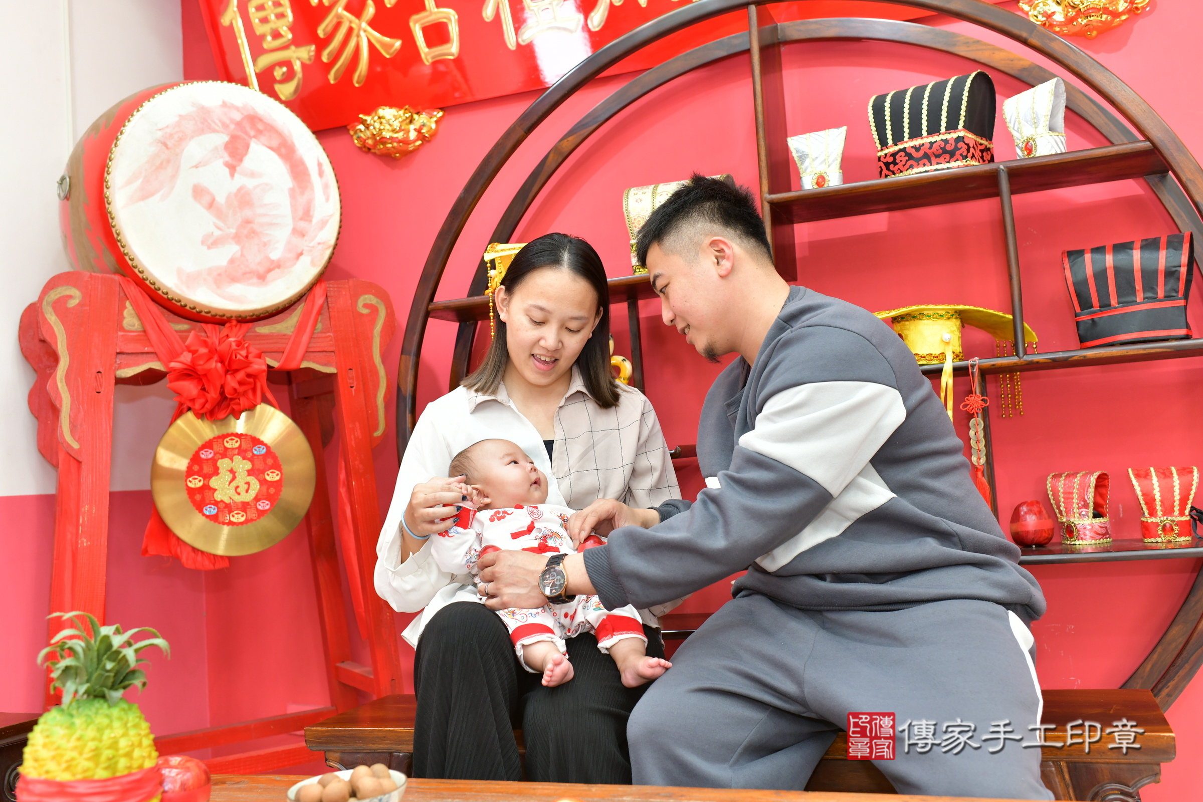 小義寶寶(台中市北區嬰兒寶寶滿月剃頭理髮、嬰兒剃胎毛儀式吉祥話)。中國風會場，爸媽寶貝穿「日中韓」古裝禮服。專業拍照、證書。★購買「臍帶章、肚臍章、胎毛筆刷印章」贈送：剃頭、收涎、抓周，三選一。2025.2.23，照片7