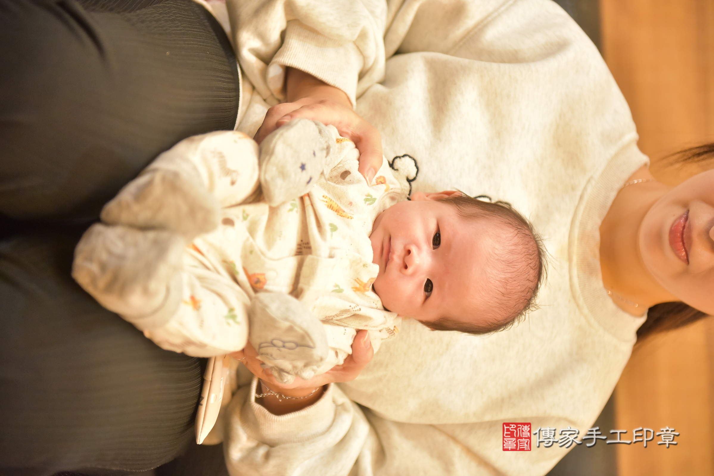 辰辰寶寶(彰化縣大城鄉到府嬰兒辰辰寶寶滿月剃頭理髮、到府嬰兒剃胎毛儀式吉祥話)。到府剃頭剃胎毛主持、專業拍照、證書。★購買「臍帶章、肚臍章、胎毛筆刷印章」贈送：剃頭、收涎、抓周，三選一。2025.2.25，照片7