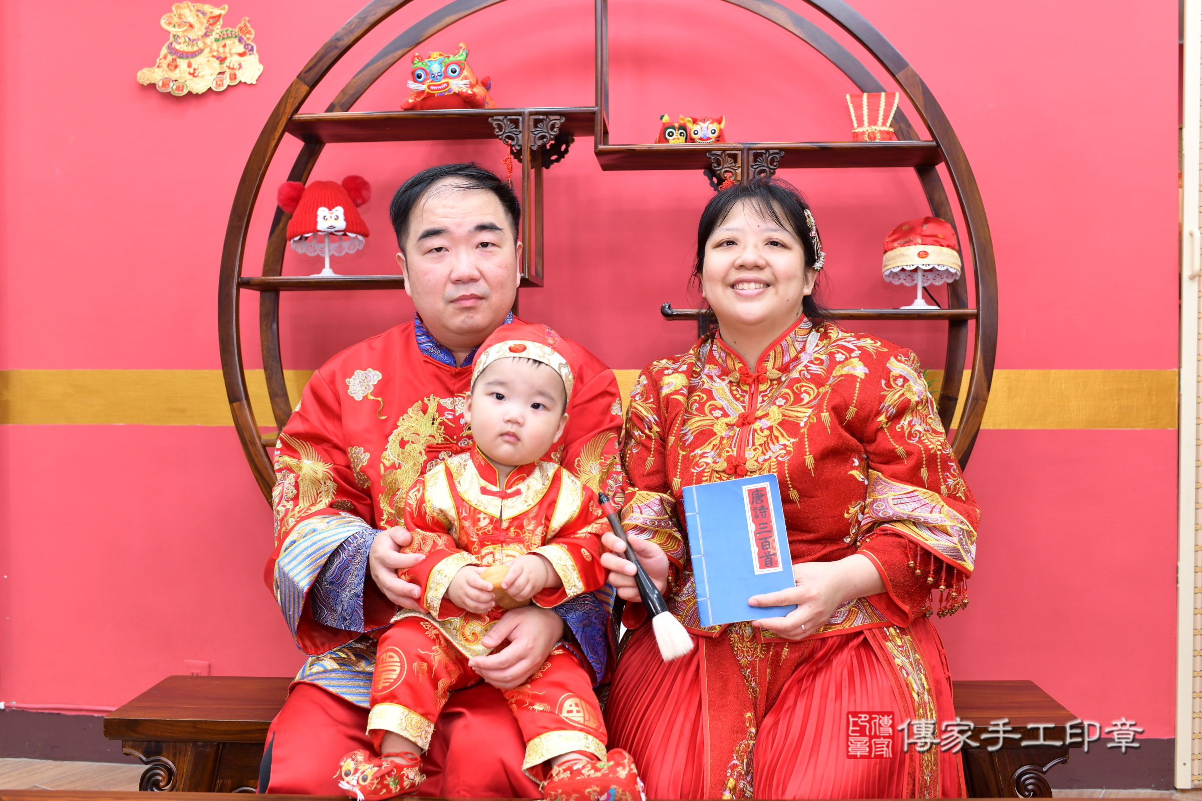 新北市永和區小源寶寶抓周推薦：傳家新北店抓周度脺中國風會場，嬰兒古禮抓周流程儀式吉祥話、抓周道具物品24種、拍照。抓周證書。2025.5.18，照片13