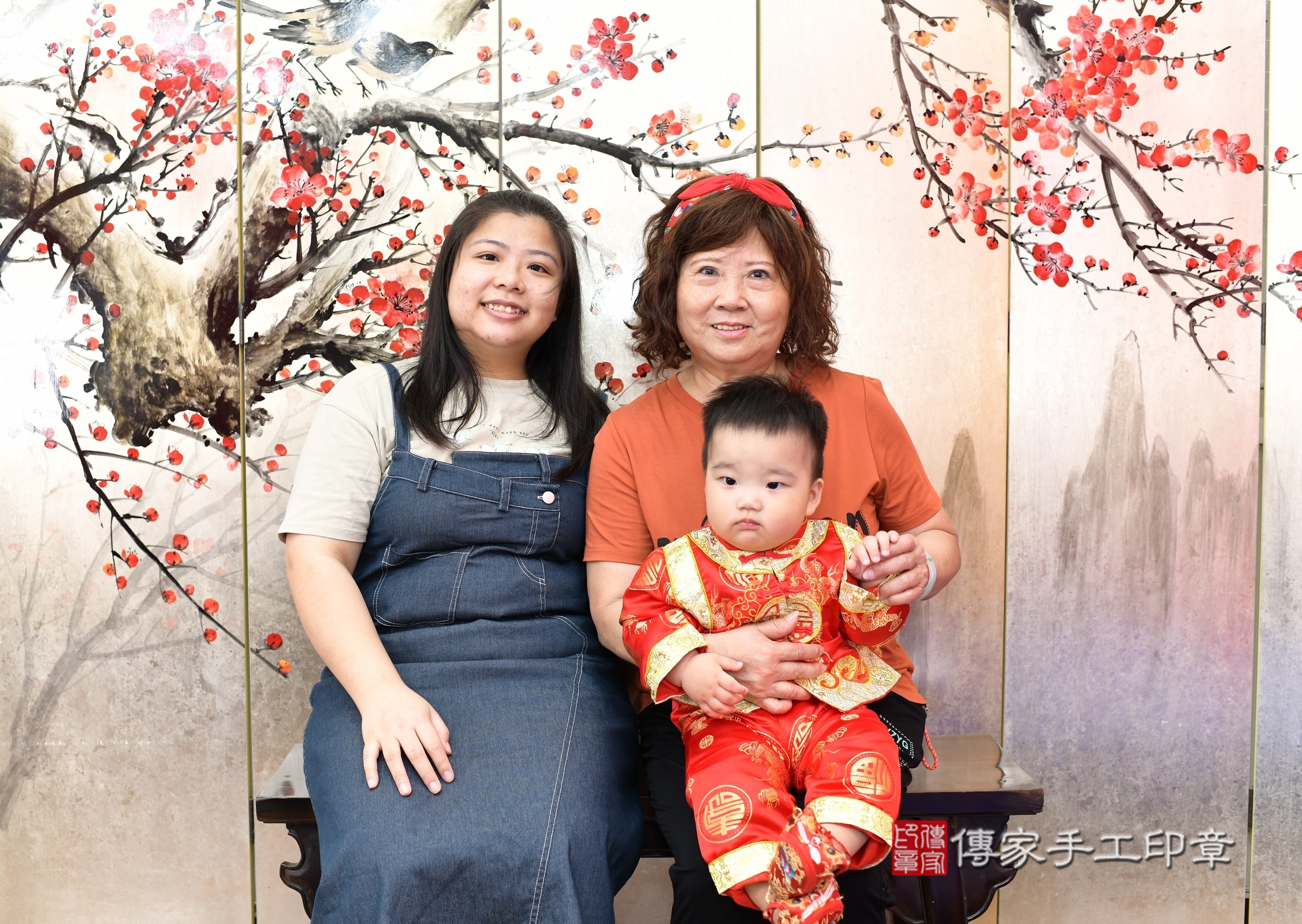 新北市永和區小源寶寶抓周推薦：傳家新北店抓周度脺中國風會場，嬰兒古禮抓周流程儀式吉祥話、抓周道具物品24種、拍照。抓周證書。2025.5.18，照片2