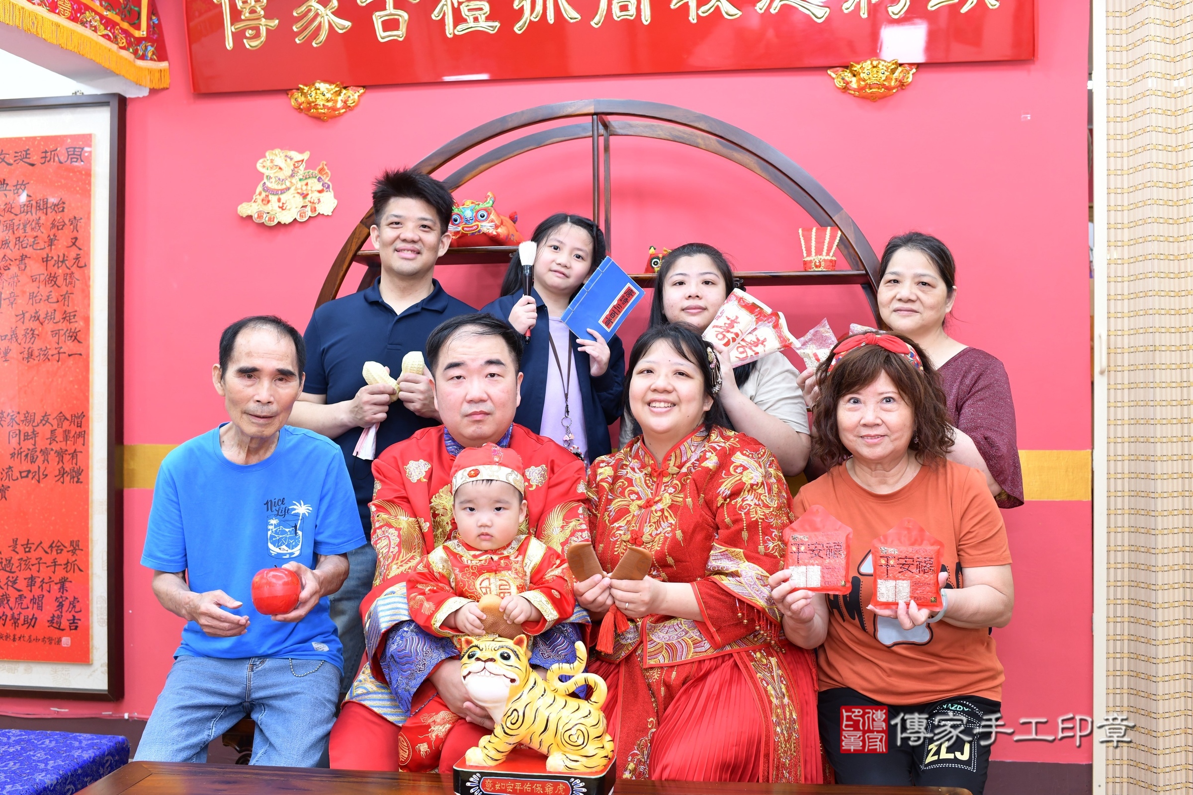 新北市永和區小源寶寶抓周推薦：傳家新北店抓周度脺中國風會場，嬰兒古禮抓周流程儀式吉祥話、抓周道具物品24種、拍照。抓周證書。2025.5.18，照片15