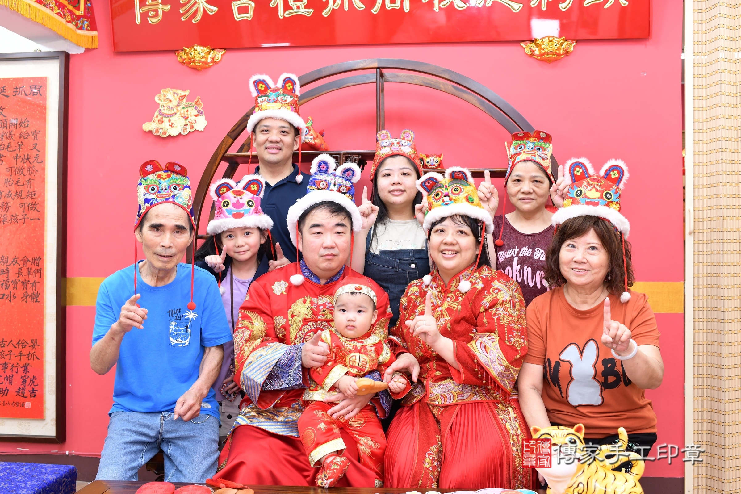 新北市永和區小源寶寶抓周推薦：傳家新北店抓周度脺中國風會場，嬰兒古禮抓周流程儀式吉祥話、抓周道具物品24種、拍照。抓周證書。2025.5.18，照片16