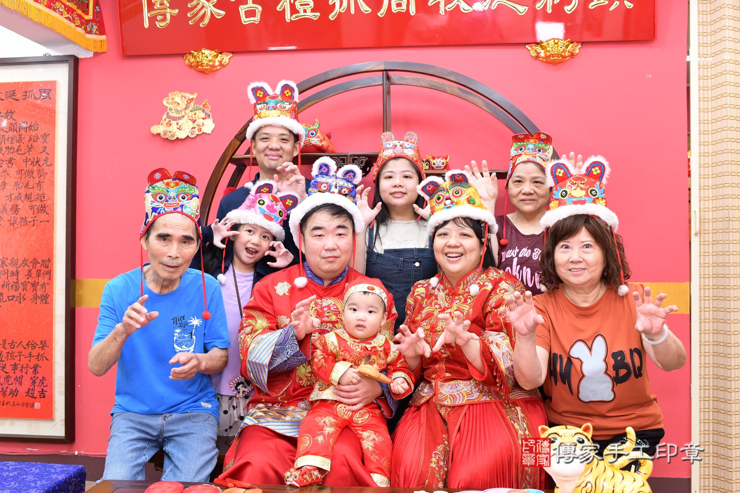 新北市永和區小源寶寶抓周推薦：傳家新北店抓周度脺中國風會場，嬰兒古禮抓周流程儀式吉祥話、抓周道具物品24種、拍照。抓周證書。2025.5.18，照片17