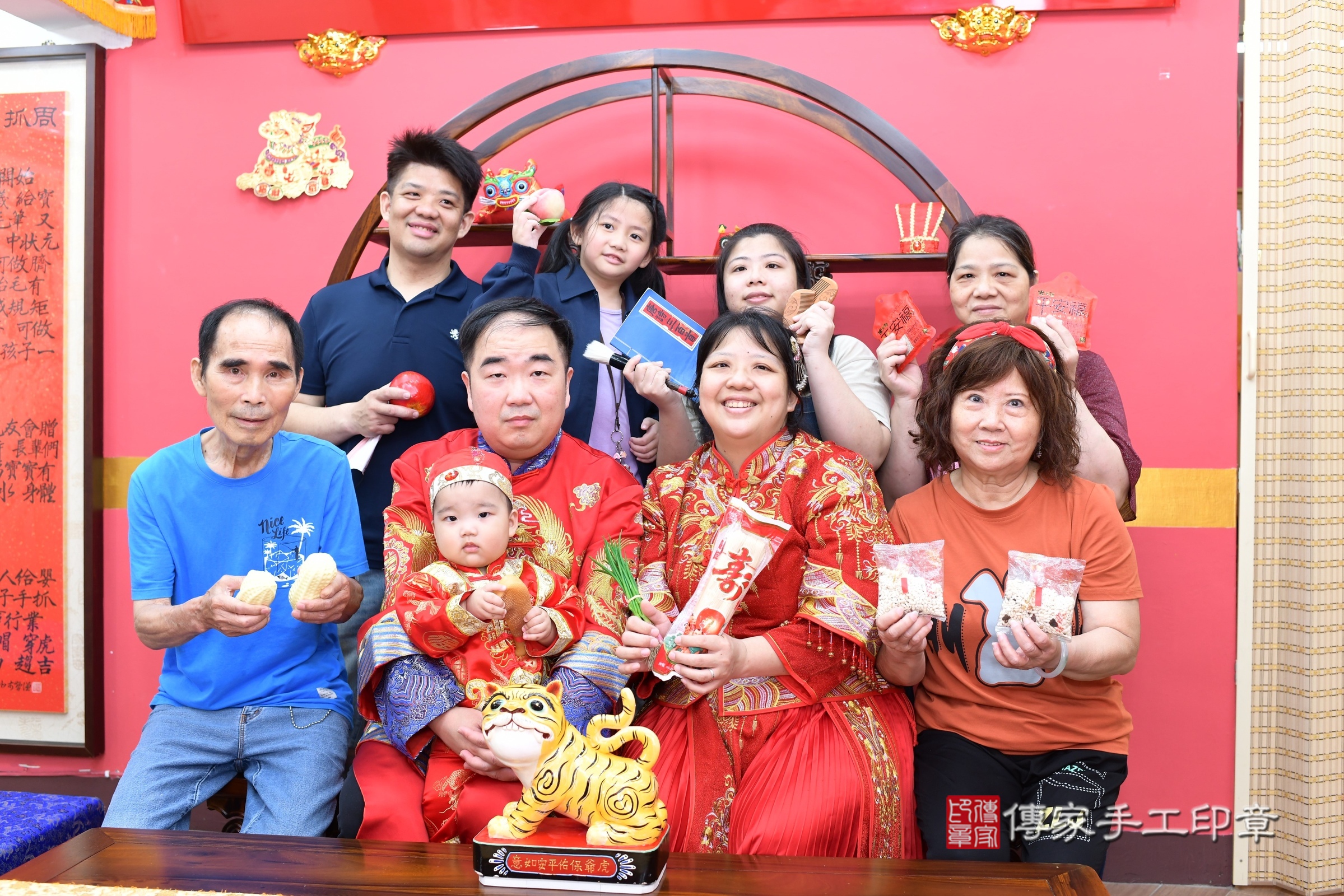新北市永和區小源寶寶抓周推薦：傳家新北店抓周度脺中國風會場，嬰兒古禮抓周流程儀式吉祥話、抓周道具物品24種、拍照。抓周證書。2025.5.18，照片14