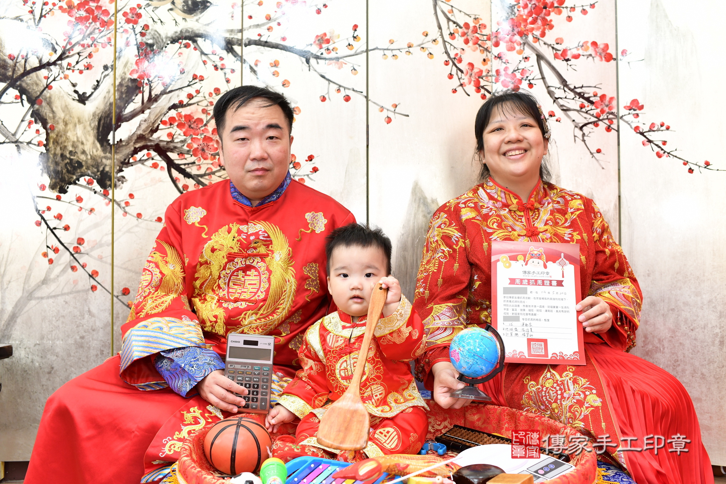 新北市永和區小源寶寶抓周推薦：傳家新北店抓周度脺中國風會場，嬰兒古禮抓周流程儀式吉祥話、抓周道具物品24種、拍照。抓周證書。2025.5.18，照片18