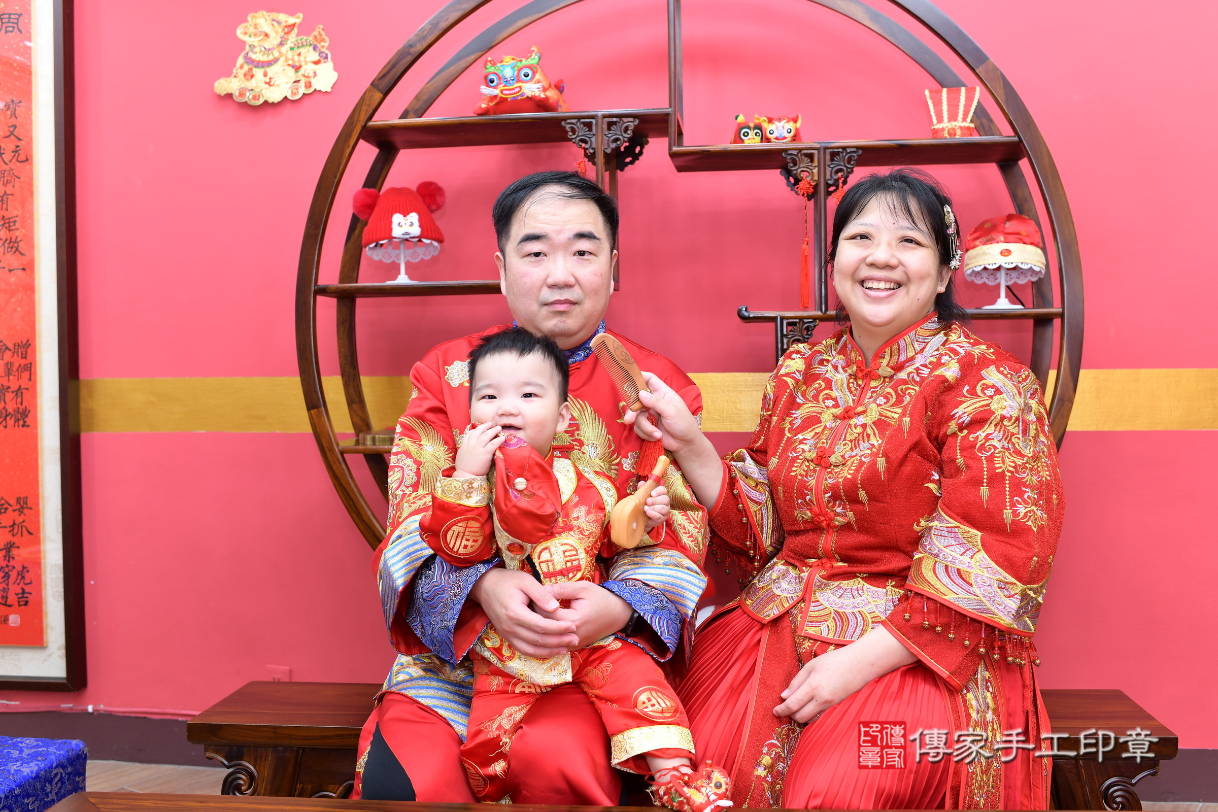 新北市永和區小源寶寶抓周推薦：傳家新北店抓周度脺中國風會場，嬰兒古禮抓周流程儀式吉祥話、抓周道具物品24種、拍照。抓周證書。2025.5.18，照片12