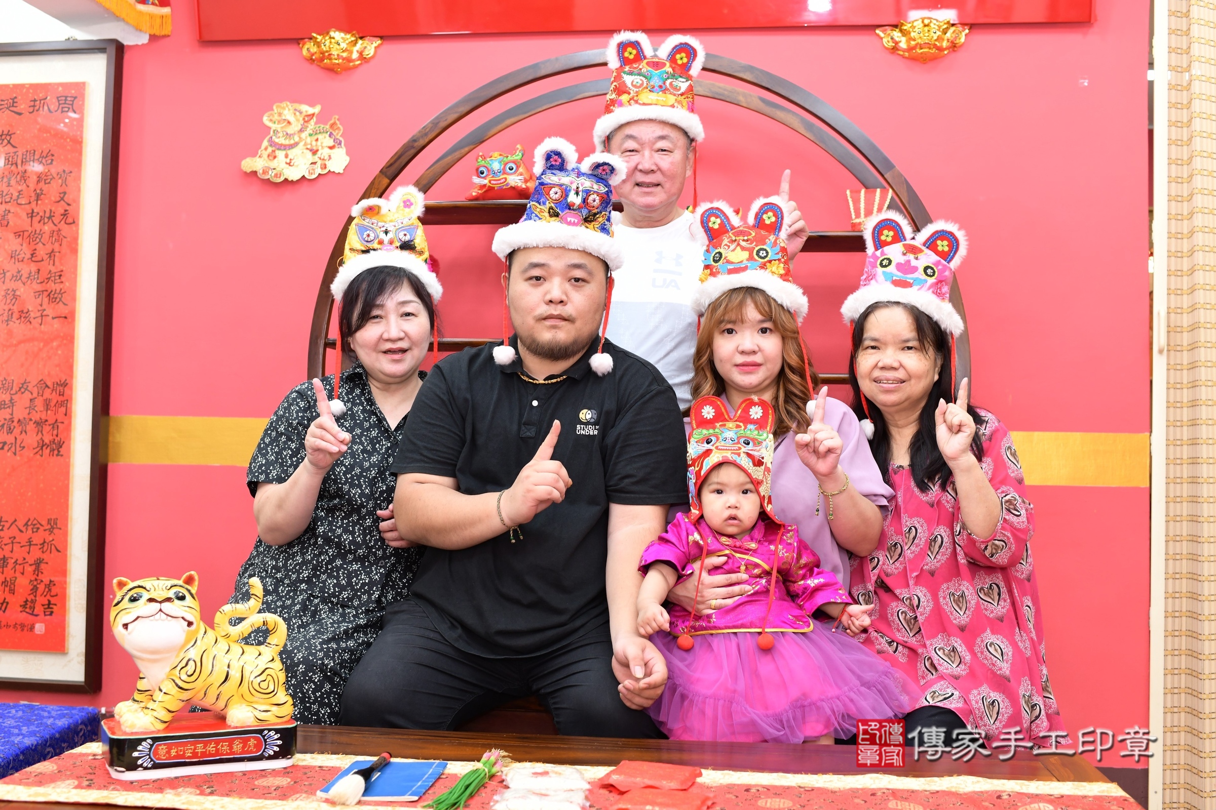 新北市永和區禎禎寶寶抓周推薦：傳家新北店抓周度脺中國風會場，嬰兒古禮抓周流程儀式吉祥話、抓周道具物品24種、拍照。抓周證書。2025.5.20，照片17