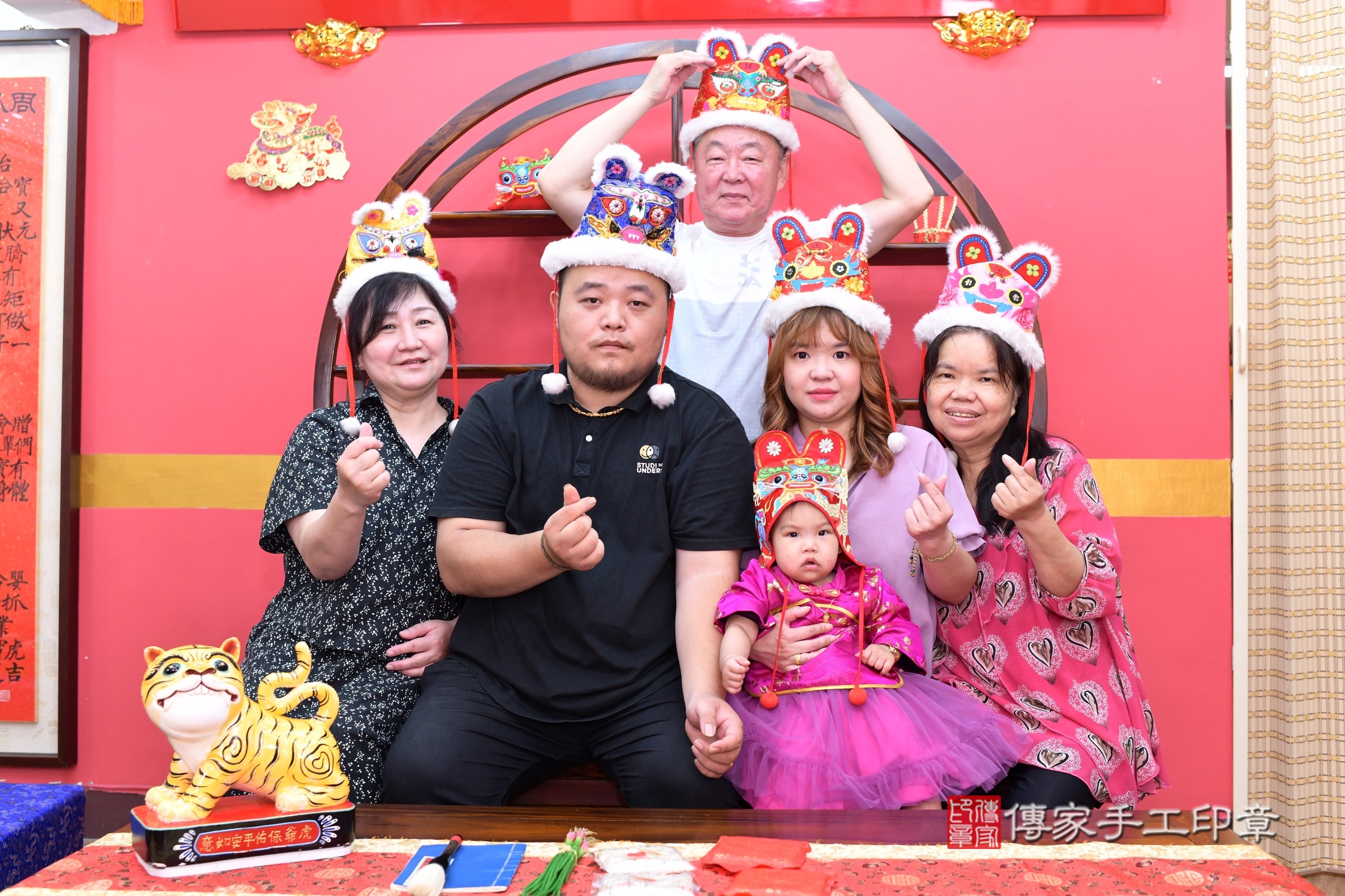 新北市永和區禎禎寶寶抓周推薦：傳家新北店抓周度脺中國風會場，嬰兒古禮抓周流程儀式吉祥話、抓周道具物品24種、拍照。抓周證書。2025.5.20，照片18