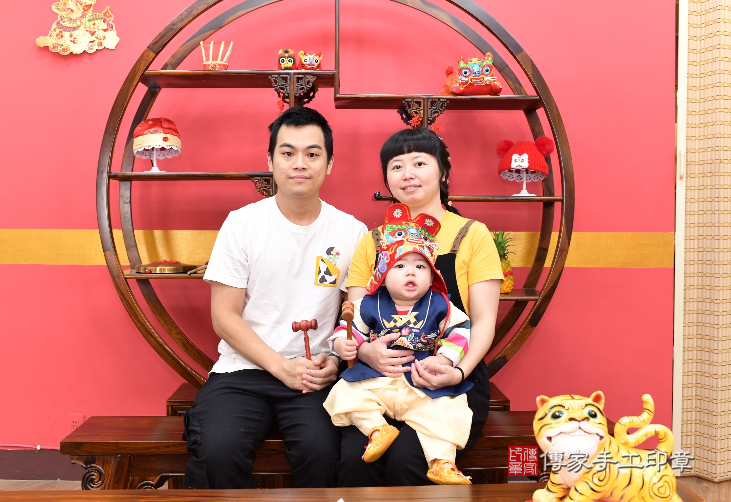 新北市永和區小曦寶寶抓周推薦：傳家新北店抓周度脺中國風會場，嬰兒古禮抓周流程儀式吉祥話、抓周道具物品24種、拍照。抓周證書。2025.5.25，照片3