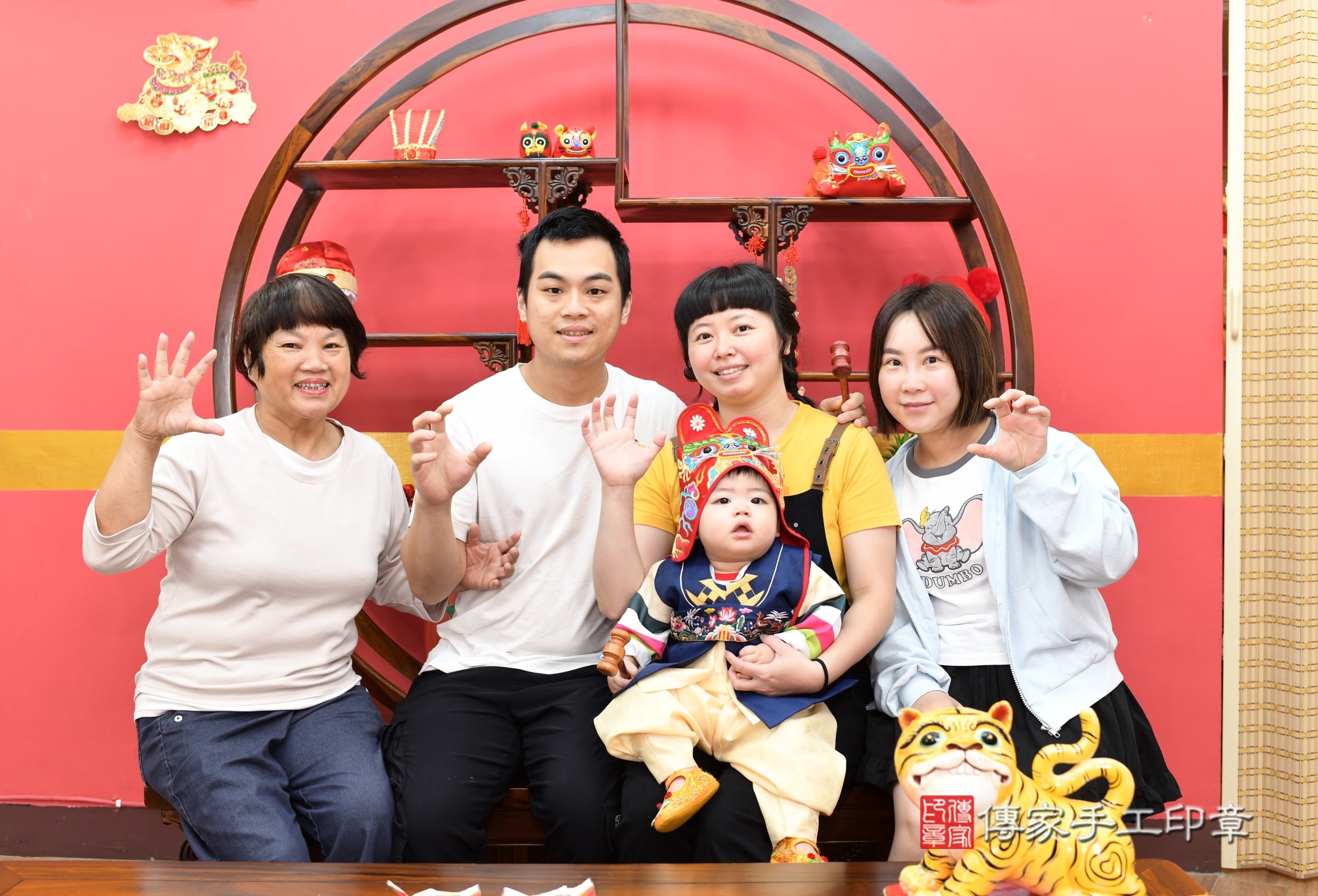 新北市永和區小曦寶寶抓周推薦：傳家新北店抓周度脺中國風會場，嬰兒古禮抓周流程儀式吉祥話、抓周道具物品24種、拍照。抓周證書。2025.5.25，照片9