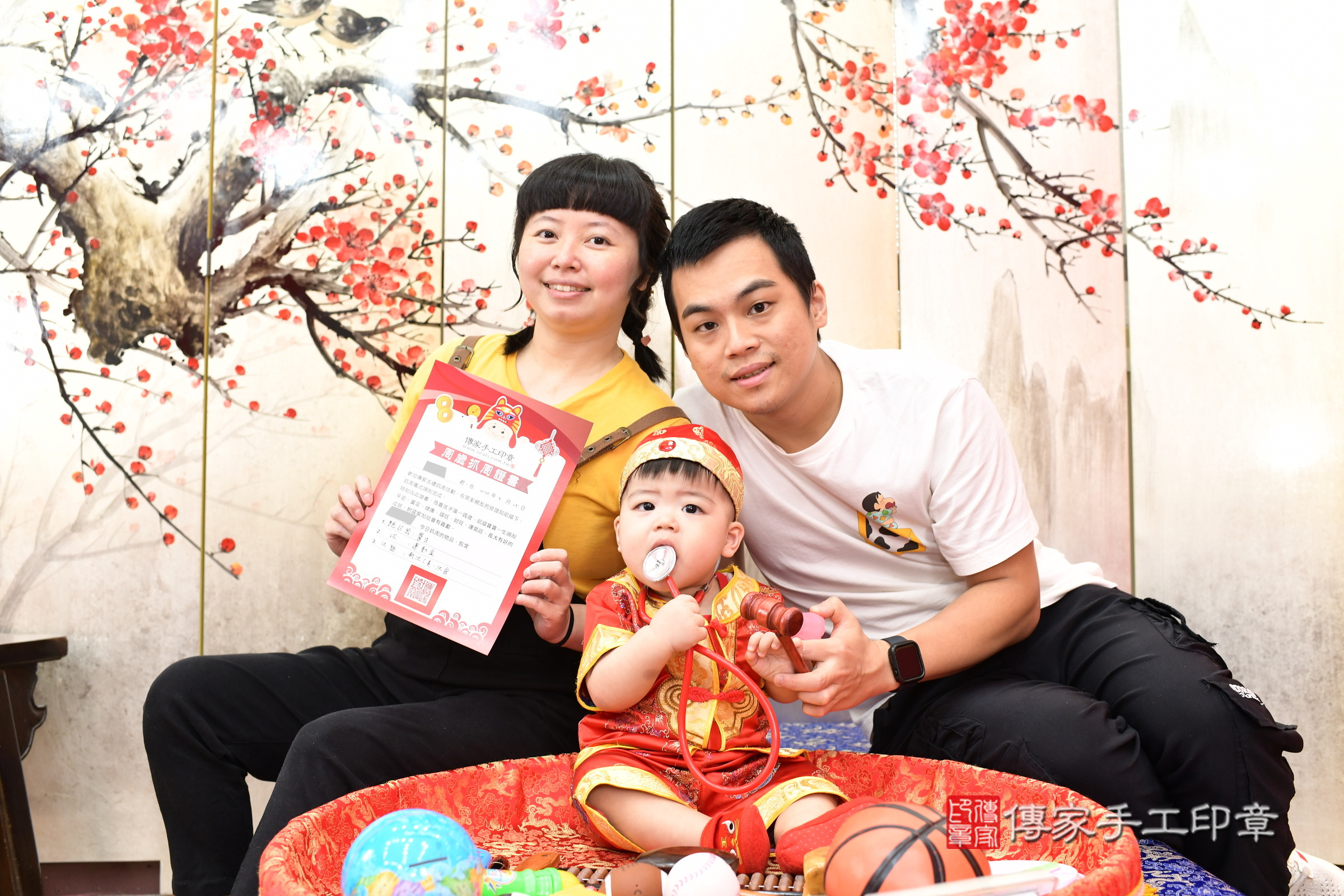 新北市永和區小曦寶寶抓周推薦：傳家新北店抓周度脺中國風會場，嬰兒古禮抓周流程儀式吉祥話、抓周道具物品24種、拍照。抓周證書。2025.5.25，照片11