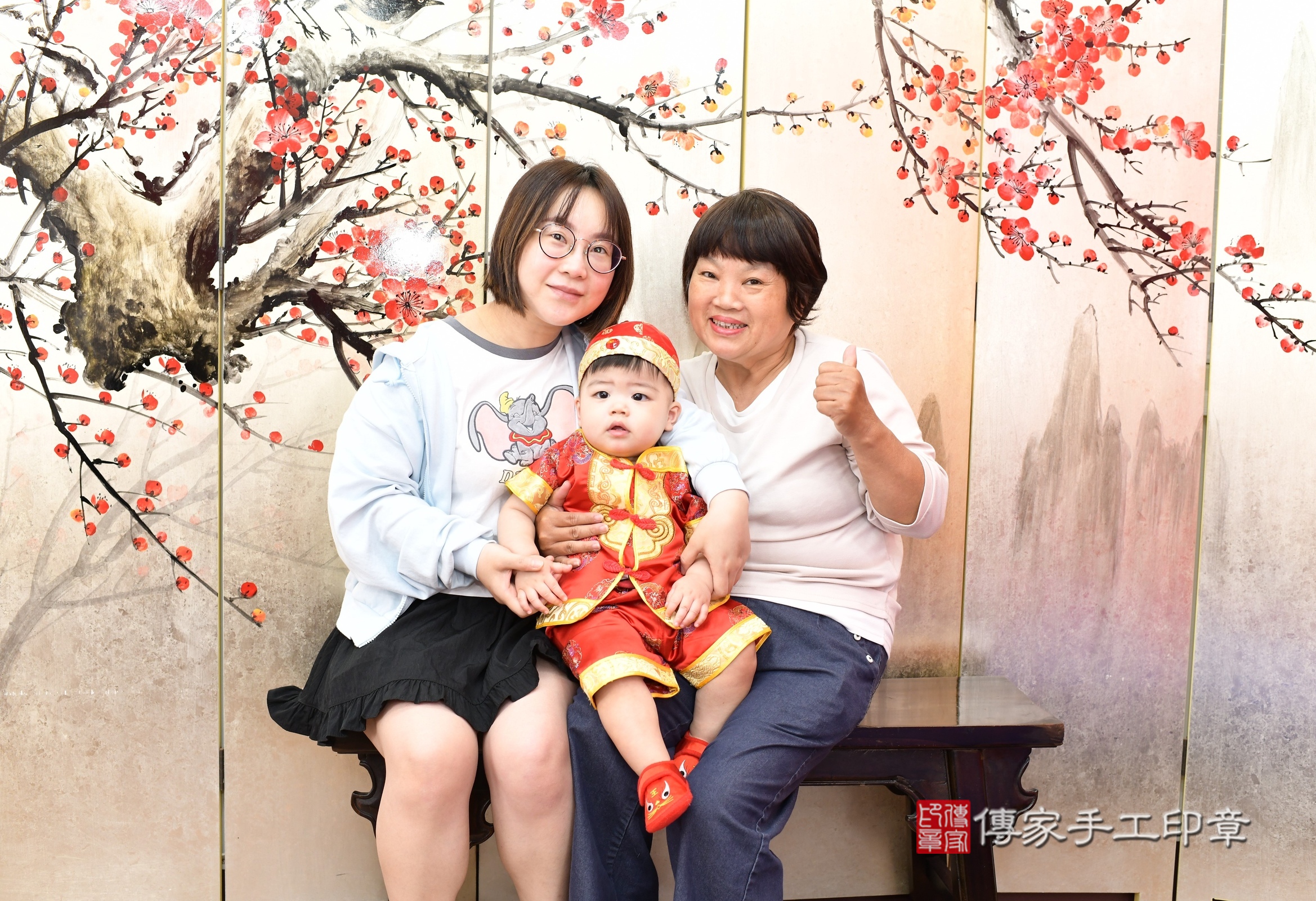 新北市永和區小曦寶寶抓周推薦：傳家新北店抓周度脺中國風會場，嬰兒古禮抓周流程儀式吉祥話、抓周道具物品24種、拍照。抓周證書。2025.5.25，照片2