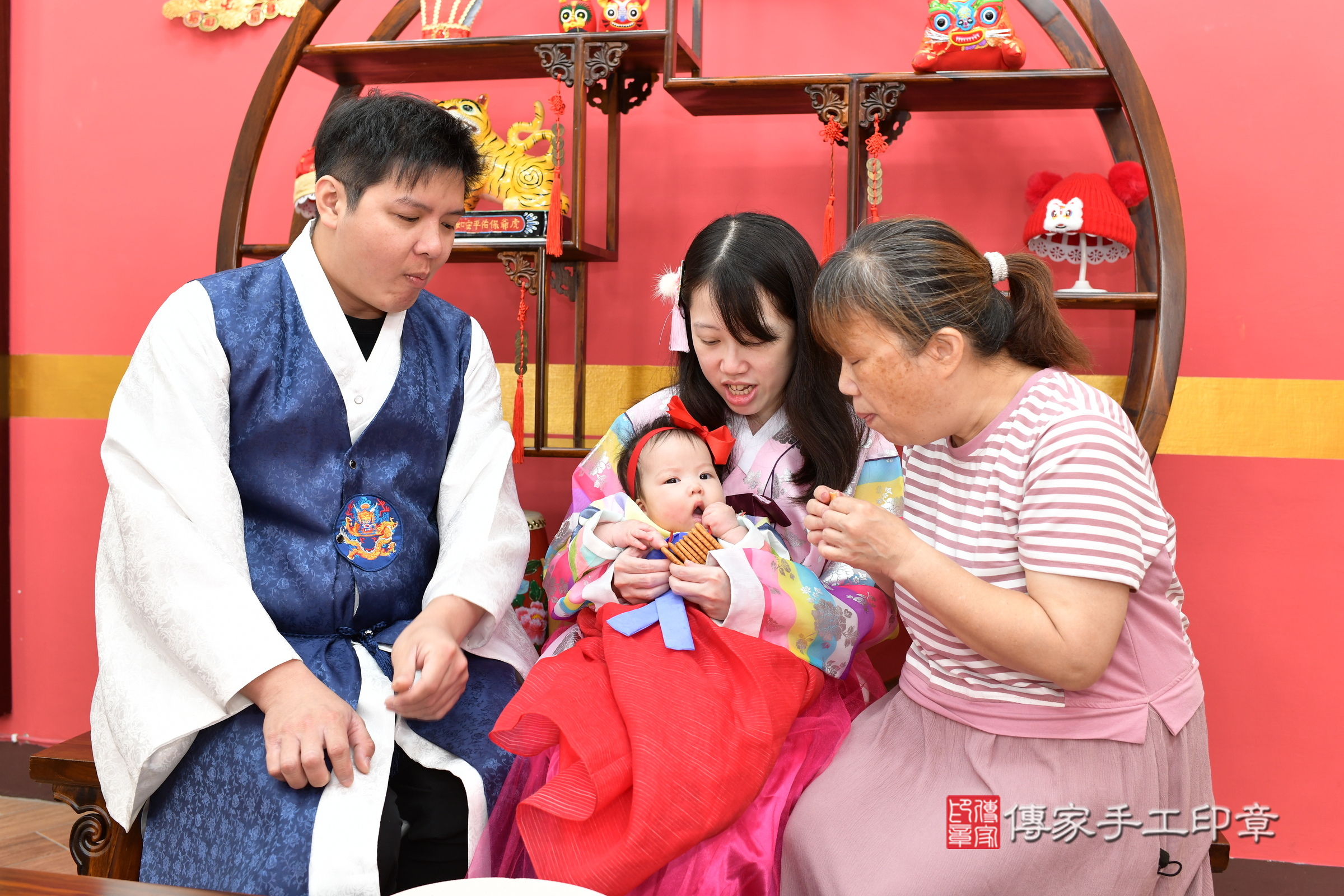 新北市永和區悅悅寶寶收涎推薦：傳家新北店收涎中國風會場，嬰兒古禮收涎收口水流程儀式、收涎吉祥話、收涎餅乾、收涎拍照。收涎證書。2025.5.25，照片7