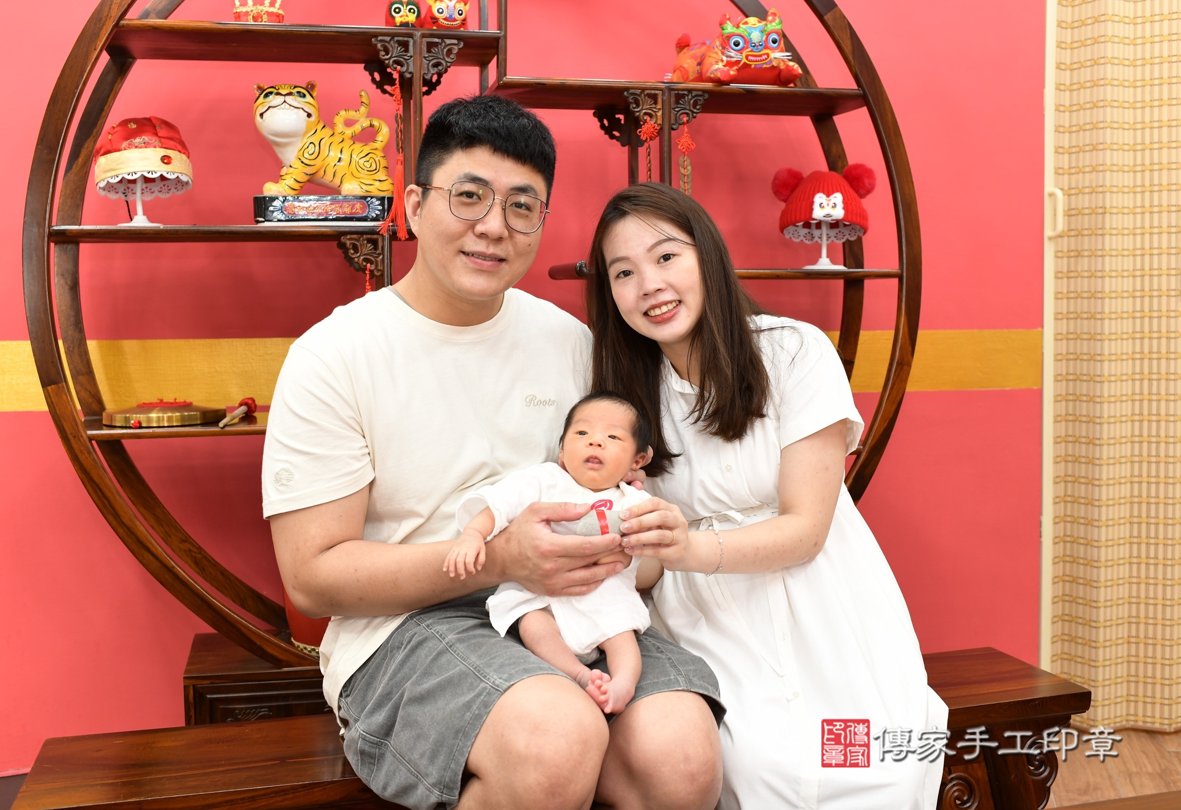 哲哲寶寶(新北市永和區嬰兒寶寶滿月剃頭理髮、嬰兒剃胎毛儀式吉祥話)。中國風會場，爸媽寶貝穿「日中韓」古裝禮服。專業拍照、證書。★購買「臍帶章、肚臍章、胎毛筆刷印章」贈送：剃頭、收涎、抓周，三選一。2025.5.23，照片7