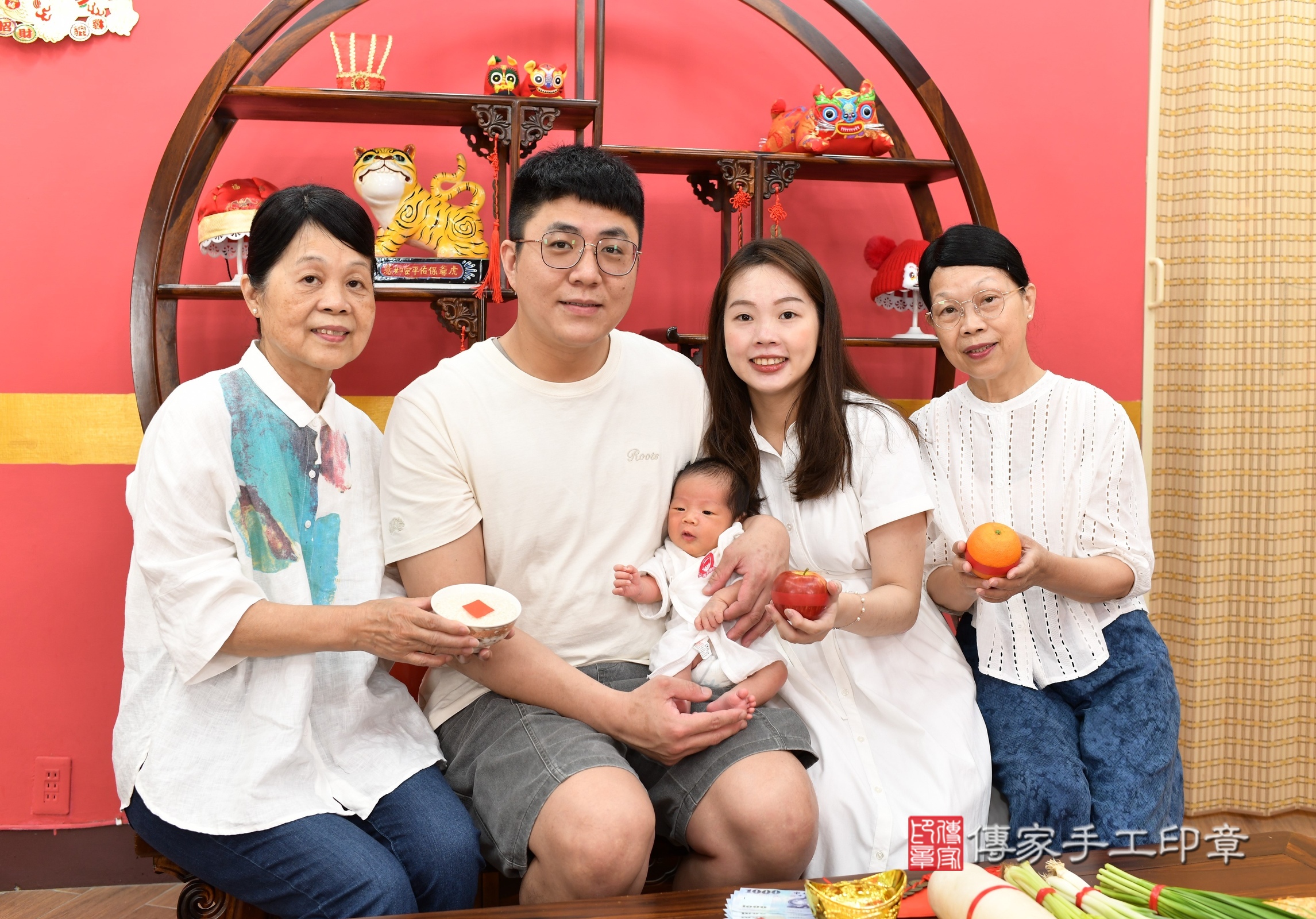 哲哲寶寶(新北市永和區嬰兒寶寶滿月剃頭理髮、嬰兒剃胎毛儀式吉祥話)。中國風會場，爸媽寶貝穿「日中韓」古裝禮服。專業拍照、證書。★購買「臍帶章、肚臍章、胎毛筆刷印章」贈送：剃頭、收涎、抓周，三選一。2025.5.23，照片4