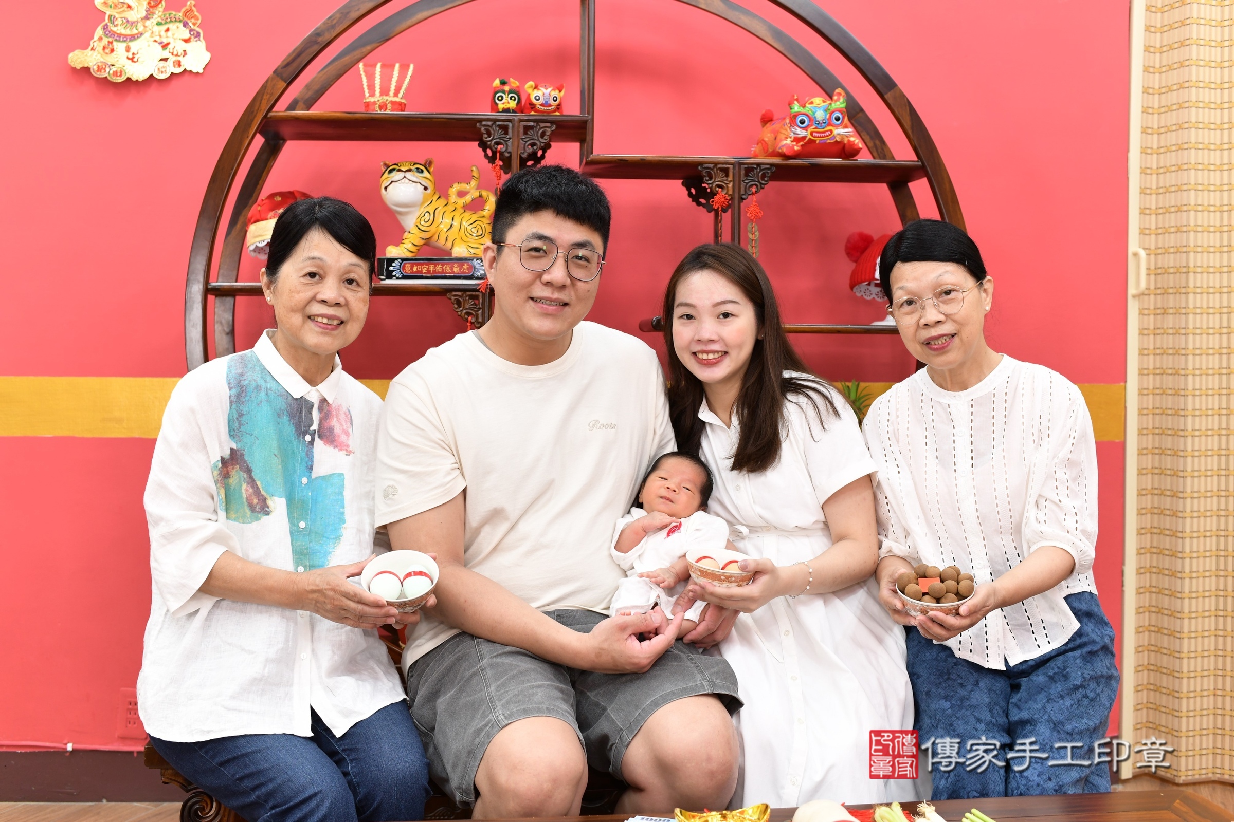 哲哲寶寶(新北市永和區嬰兒寶寶滿月剃頭理髮、嬰兒剃胎毛儀式吉祥話)。中國風會場，爸媽寶貝穿「日中韓」古裝禮服。專業拍照、證書。★購買「臍帶章、肚臍章、胎毛筆刷印章」贈送：剃頭、收涎、抓周，三選一。2025.5.23，照片3