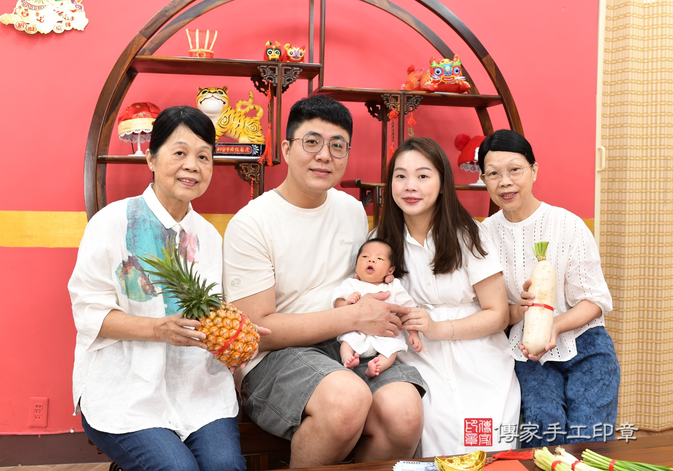 哲哲寶寶(新北市永和區嬰兒寶寶滿月剃頭理髮、嬰兒剃胎毛儀式吉祥話)。中國風會場，爸媽寶貝穿「日中韓」古裝禮服。專業拍照、證書。★購買「臍帶章、肚臍章、胎毛筆刷印章」贈送：剃頭、收涎、抓周，三選一。2025.5.23，照片5