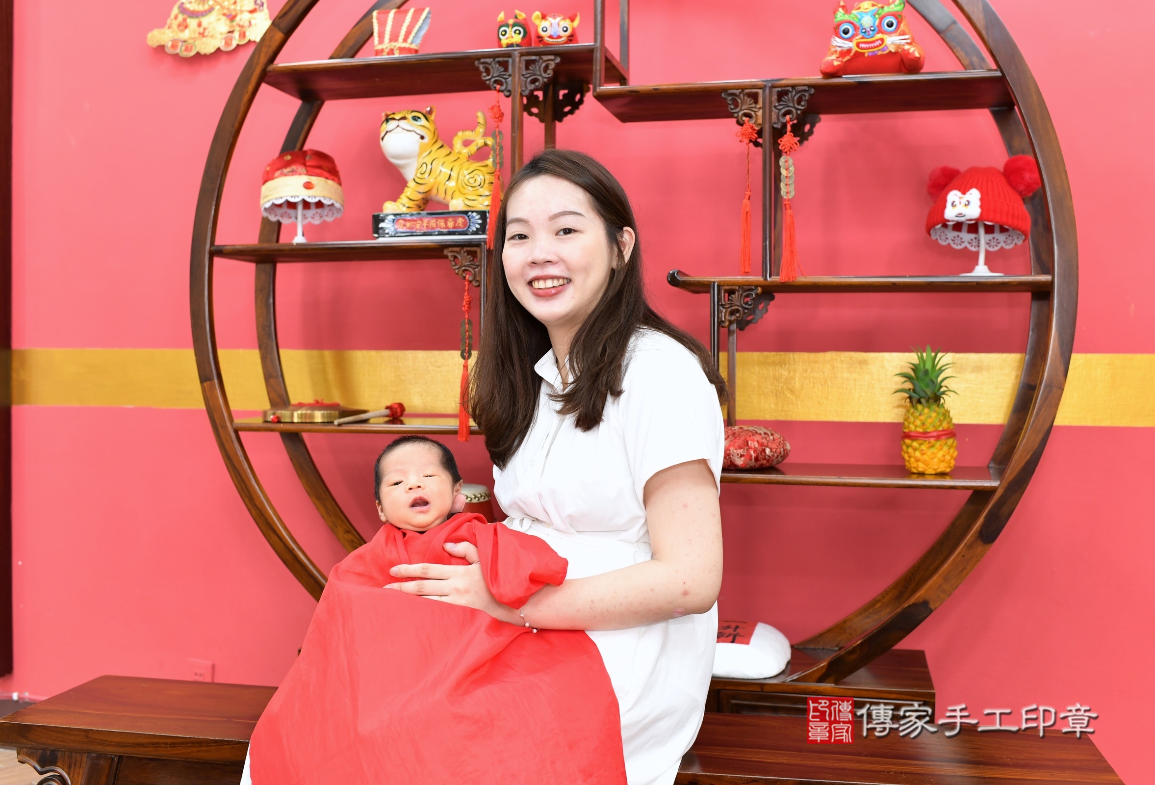 哲哲寶寶(新北市永和區嬰兒寶寶滿月剃頭理髮、嬰兒剃胎毛儀式吉祥話)。中國風會場，爸媽寶貝穿「日中韓」古裝禮服。專業拍照、證書。★購買「臍帶章、肚臍章、胎毛筆刷印章」贈送：剃頭、收涎、抓周，三選一。2025.5.23，照片9