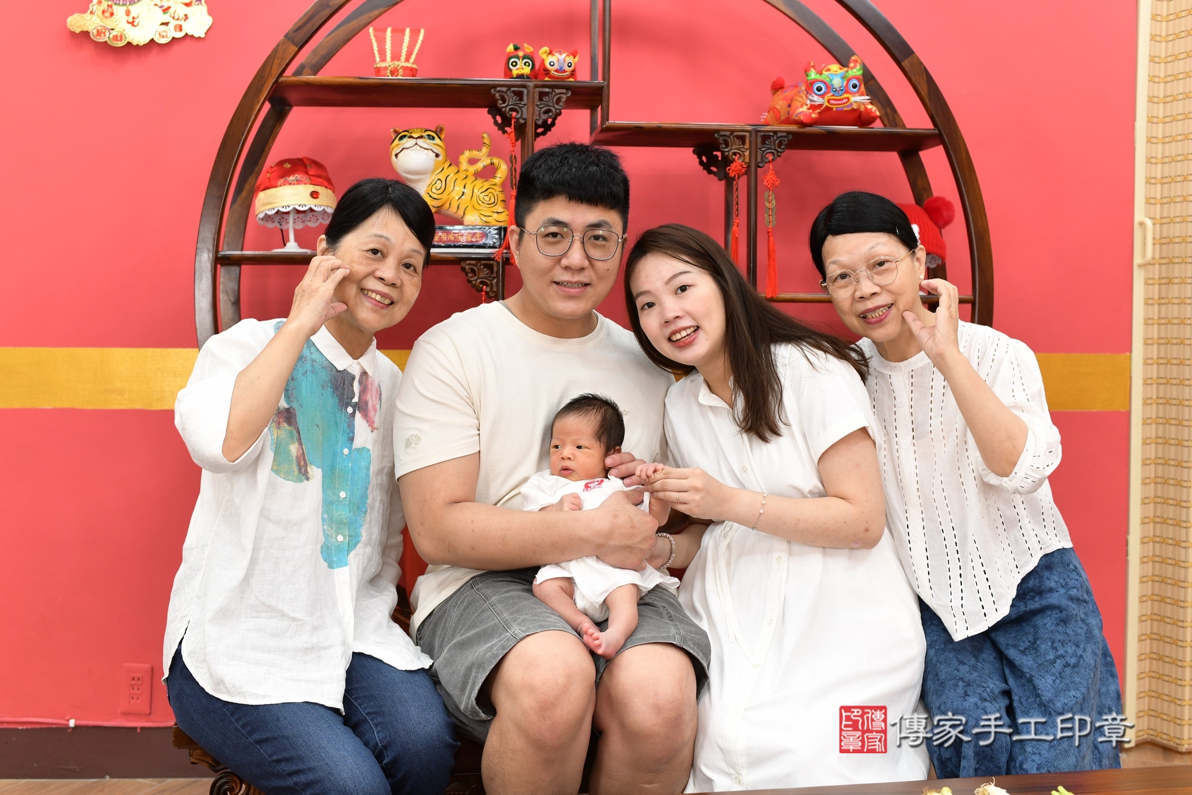 哲哲寶寶(新北市永和區嬰兒寶寶滿月剃頭理髮、嬰兒剃胎毛儀式吉祥話)。中國風會場，爸媽寶貝穿「日中韓」古裝禮服。專業拍照、證書。★購買「臍帶章、肚臍章、胎毛筆刷印章」贈送：剃頭、收涎、抓周，三選一。2025.5.23，照片2