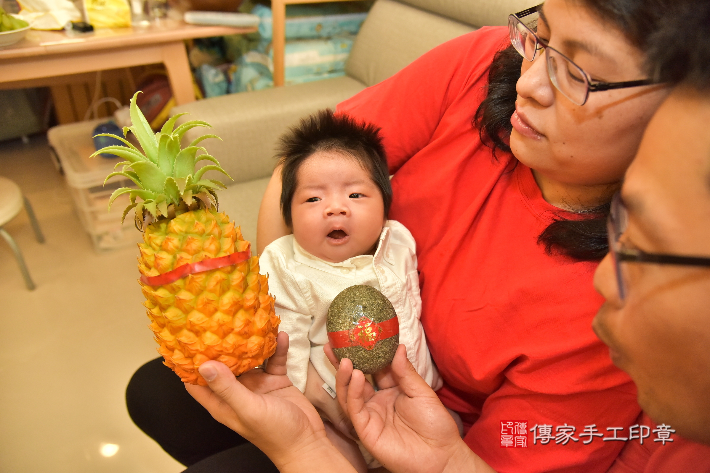 維維寶寶(新北市新店區到府嬰兒維維寶寶滿月剃頭理髮、到府嬰兒剃胎毛儀式吉祥話)。到府剃頭剃胎毛主持、專業拍照、證書。★購買「臍帶章、肚臍章、胎毛筆刷印章」贈送：剃頭、收涎、抓周，三選一。2025.5.24，照片10