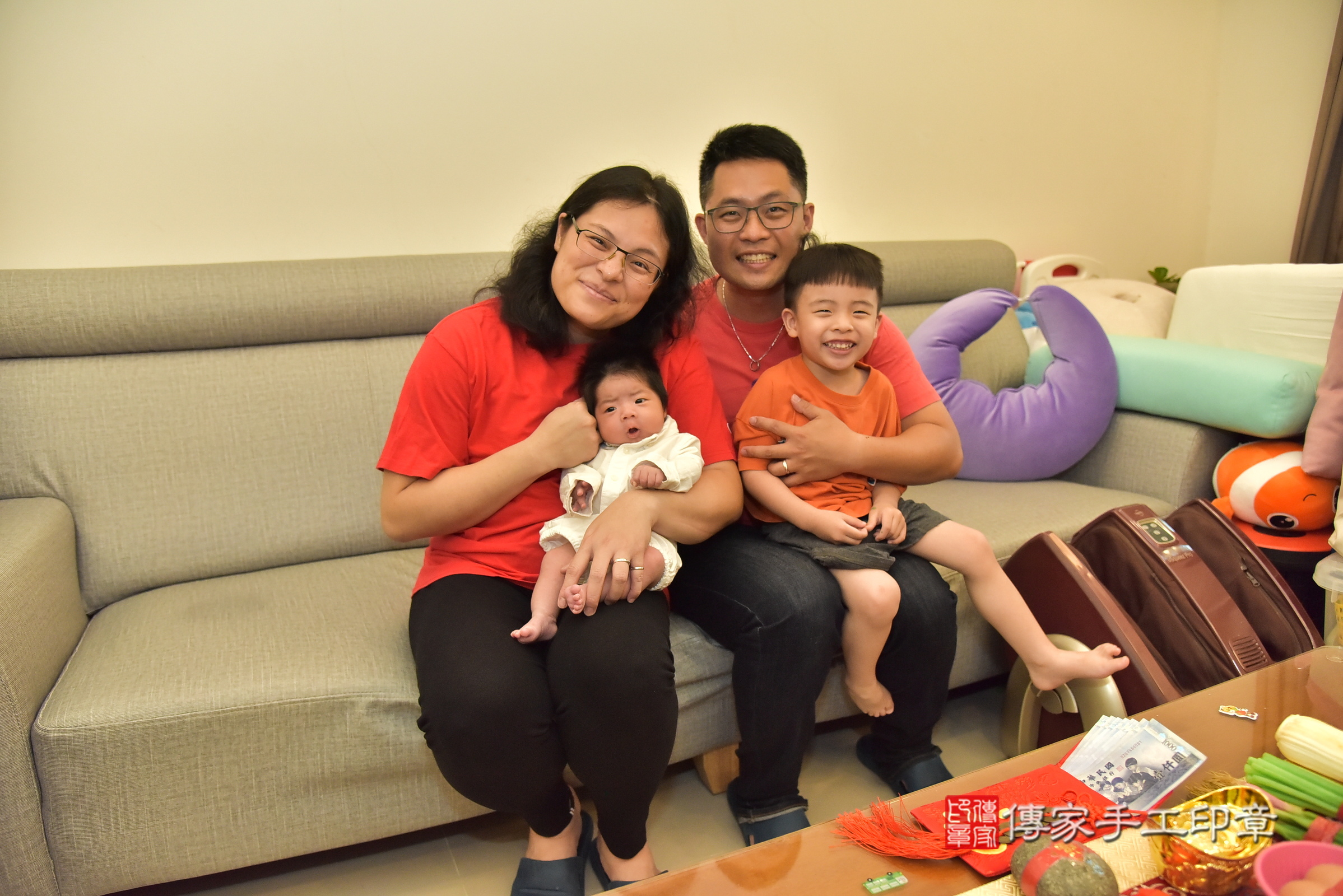 維維寶寶(新北市新店區到府嬰兒維維寶寶滿月剃頭理髮、到府嬰兒剃胎毛儀式吉祥話)。到府剃頭剃胎毛主持、專業拍照、證書。★購買「臍帶章、肚臍章、胎毛筆刷印章」贈送：剃頭、收涎、抓周，三選一。2025.5.24，照片1