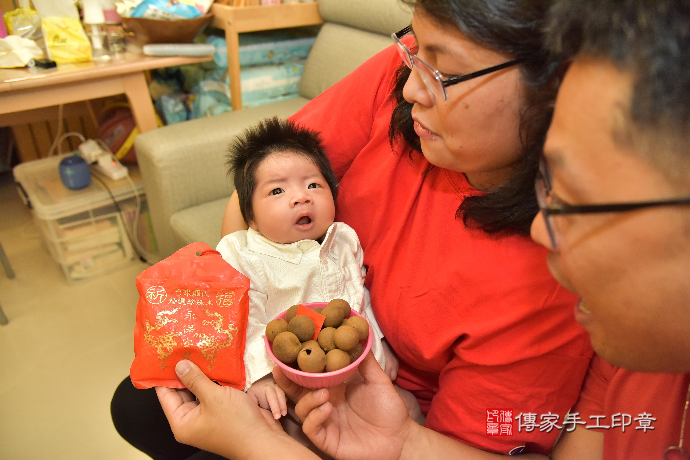 維維寶寶(新北市新店區到府嬰兒維維寶寶滿月剃頭理髮、到府嬰兒剃胎毛儀式吉祥話)。到府剃頭剃胎毛主持、專業拍照、證書。★購買「臍帶章、肚臍章、胎毛筆刷印章」贈送：剃頭、收涎、抓周，三選一。2025.5.24，照片9