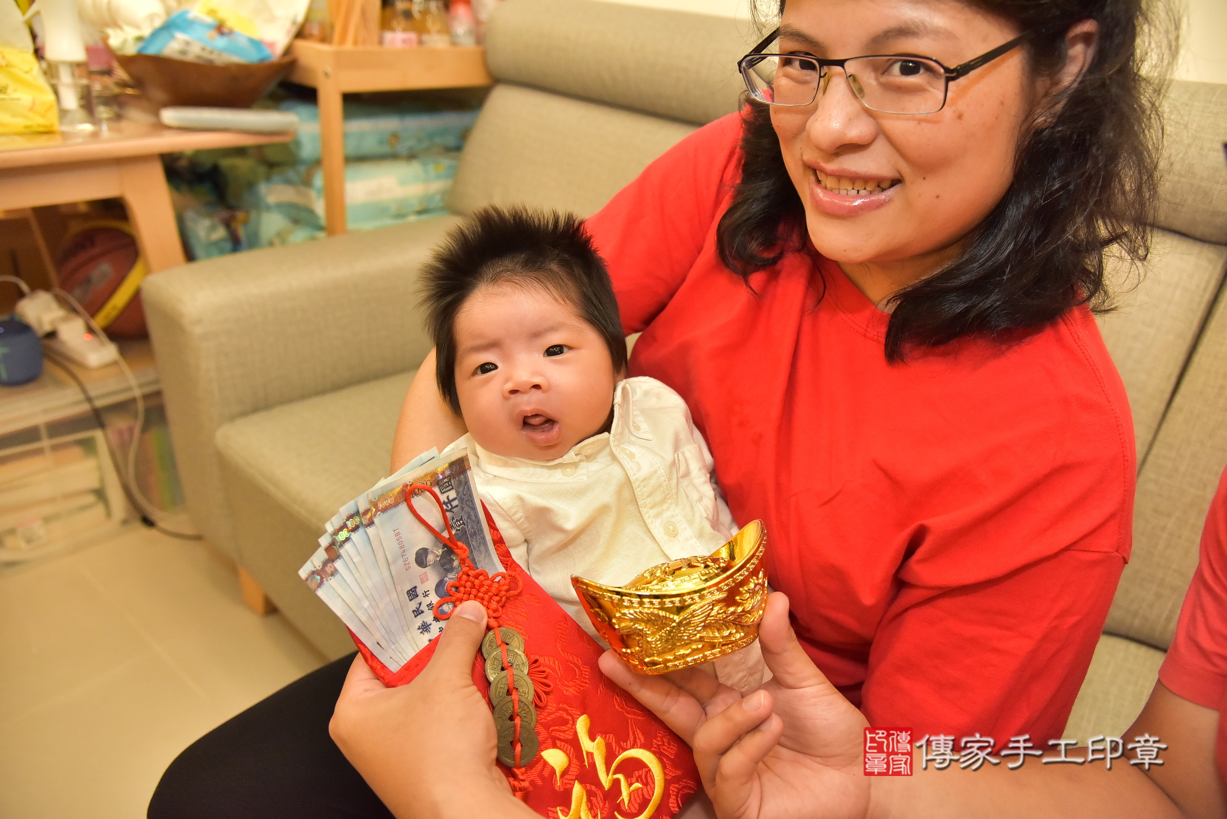 維維寶寶(新北市新店區到府嬰兒維維寶寶滿月剃頭理髮、到府嬰兒剃胎毛儀式吉祥話)。到府剃頭剃胎毛主持、專業拍照、證書。★購買「臍帶章、肚臍章、胎毛筆刷印章」贈送：剃頭、收涎、抓周，三選一。2025.5.24，照片13