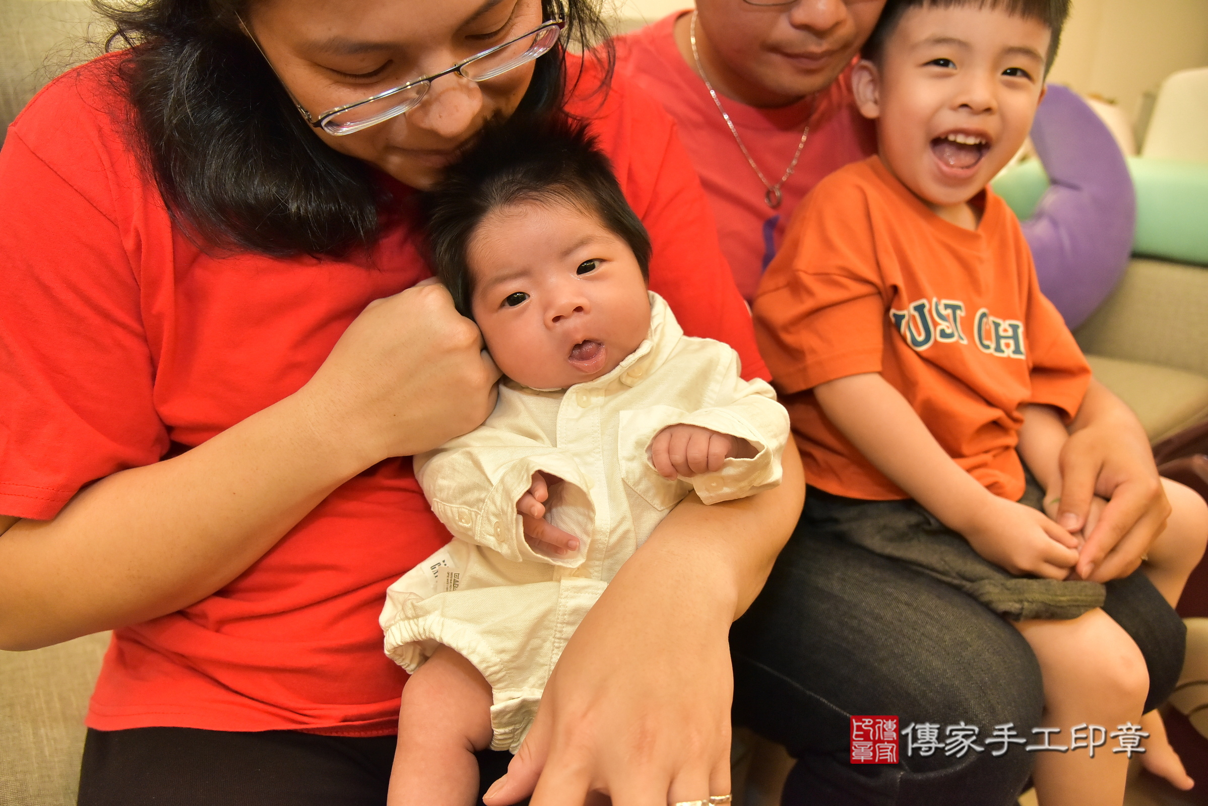 維維寶寶(新北市新店區到府嬰兒維維寶寶滿月剃頭理髮、到府嬰兒剃胎毛儀式吉祥話)。到府剃頭剃胎毛主持、專業拍照、證書。★購買「臍帶章、肚臍章、胎毛筆刷印章」贈送：剃頭、收涎、抓周，三選一。2025.5.24，照片2