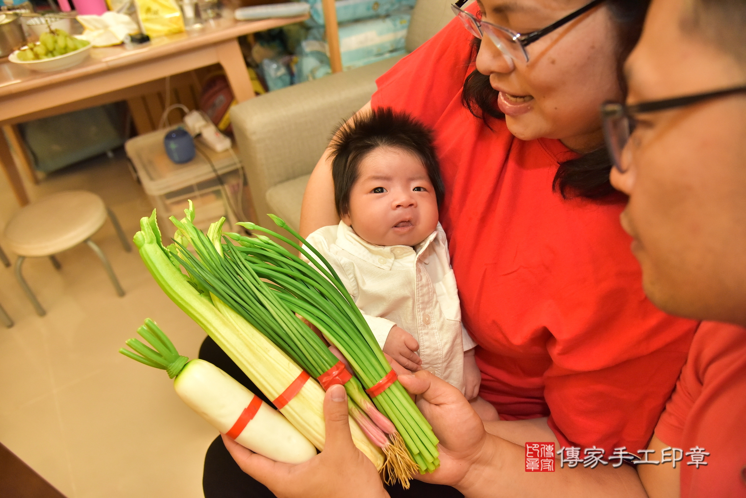 維維寶寶(新北市新店區到府嬰兒維維寶寶滿月剃頭理髮、到府嬰兒剃胎毛儀式吉祥話)。到府剃頭剃胎毛主持、專業拍照、證書。★購買「臍帶章、肚臍章、胎毛筆刷印章」贈送：剃頭、收涎、抓周，三選一。2025.5.24，照片11