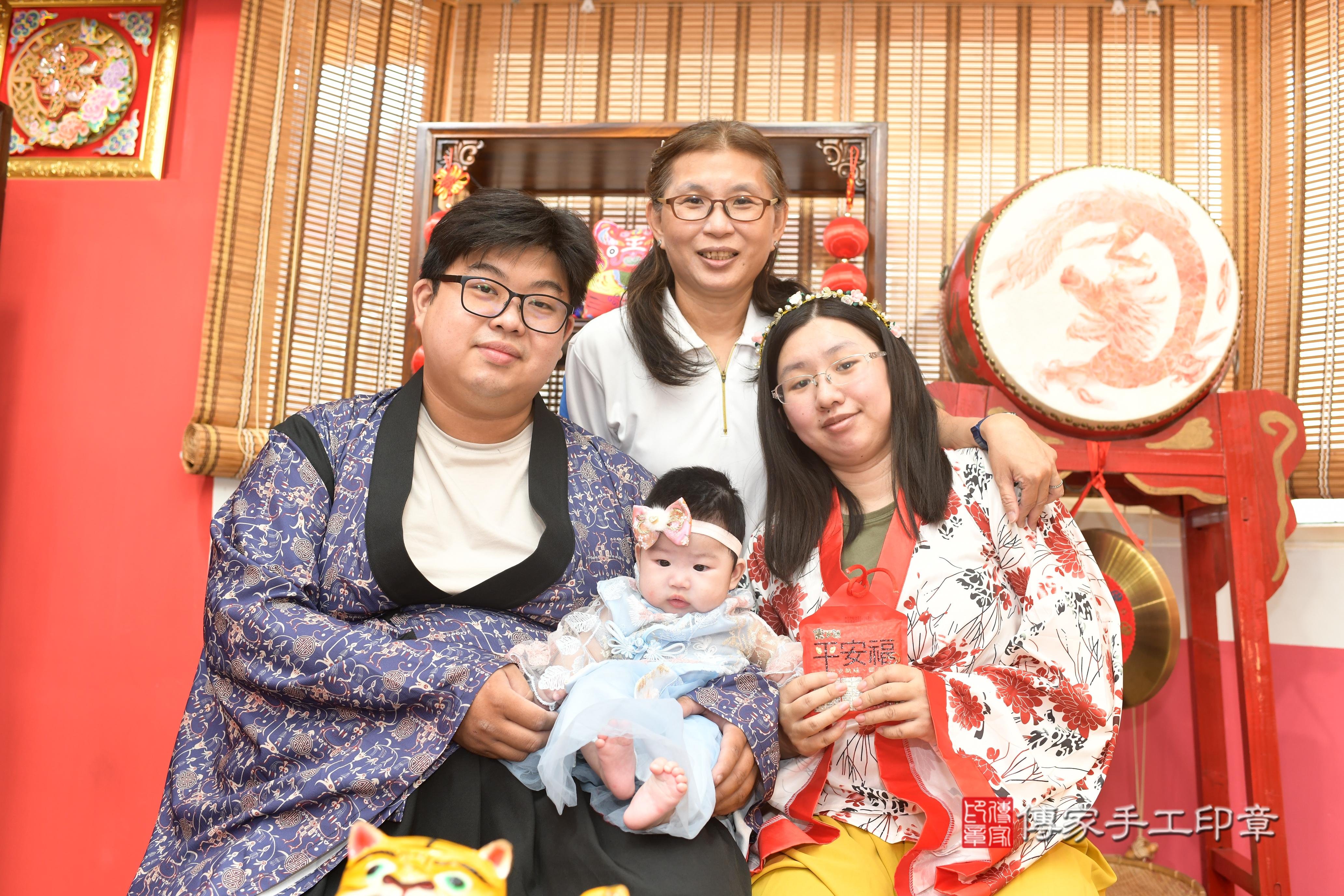 傳家手工印章高雄店、抓周、度脺、中國風會場、傳家嬰兒古禮、吉祥話、抓周道具物品24種、拍照。抓周證書。寶寶抓周、滿周歲、生日快樂、祝福