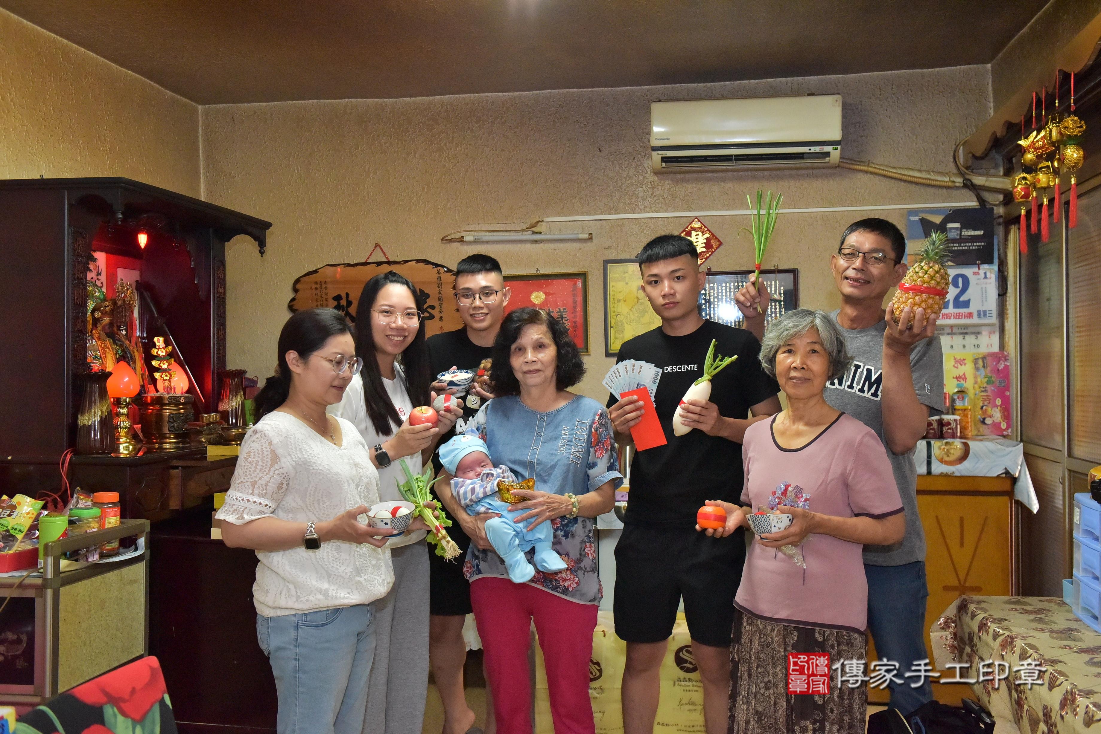 傳家手工印章高雄店、抓周、度脺、中國風會場、傳家嬰兒古禮、吉祥話、抓周道具物品24種、拍照。抓周證書。寶寶抓周、滿周歲、生日快樂、祝福