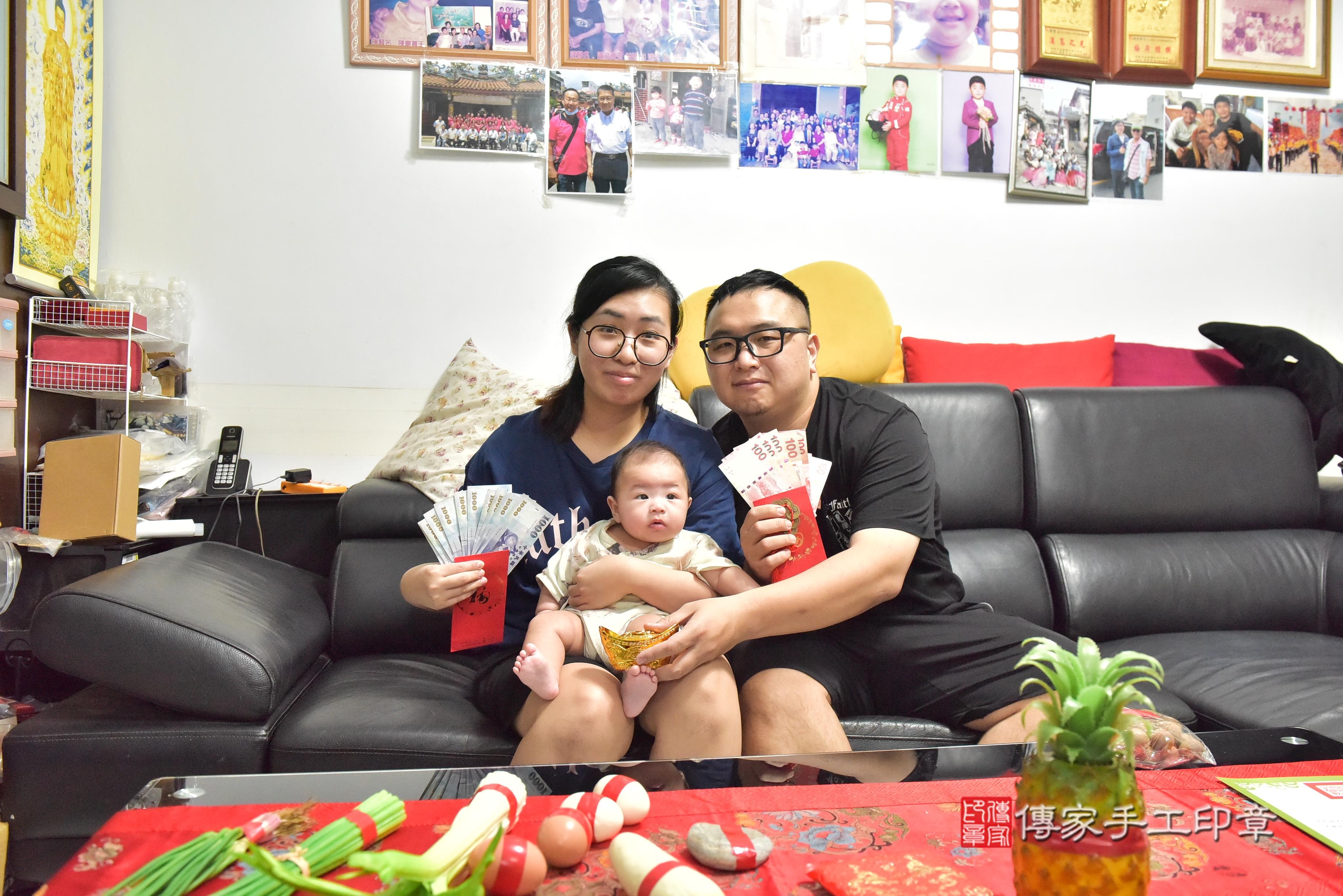 傳家手工印章高雄店、抓周、度脺、中國風會場、傳家嬰兒古禮、吉祥話、抓周道具物品24種、拍照。抓周證書。寶寶抓周、滿周歲、生日快樂、祝福