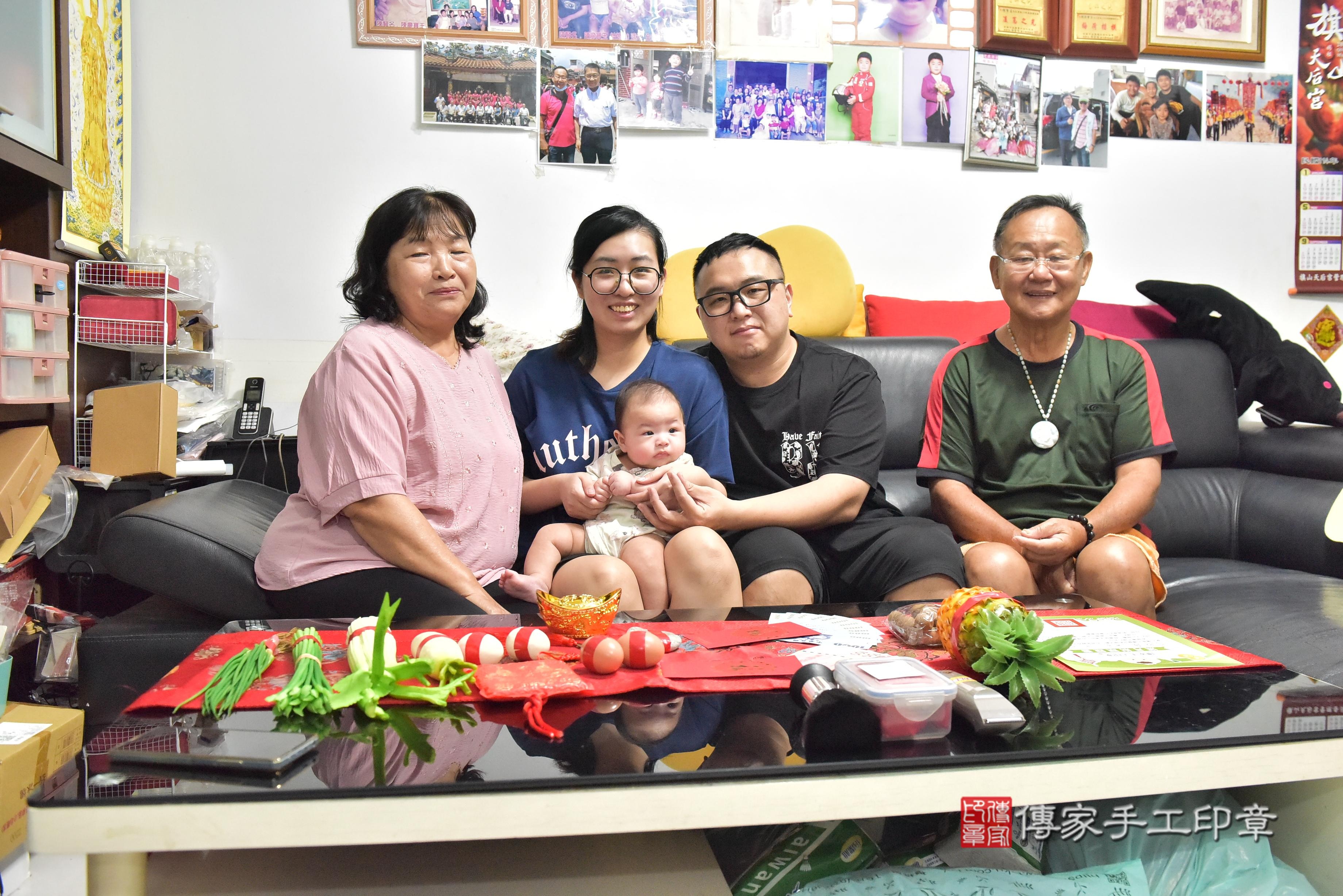 傳家手工印章高雄店、抓周、度脺、中國風會場、傳家嬰兒古禮、吉祥話、抓周道具物品24種、拍照。抓周證書。寶寶抓周、滿周歲、生日快樂、祝福