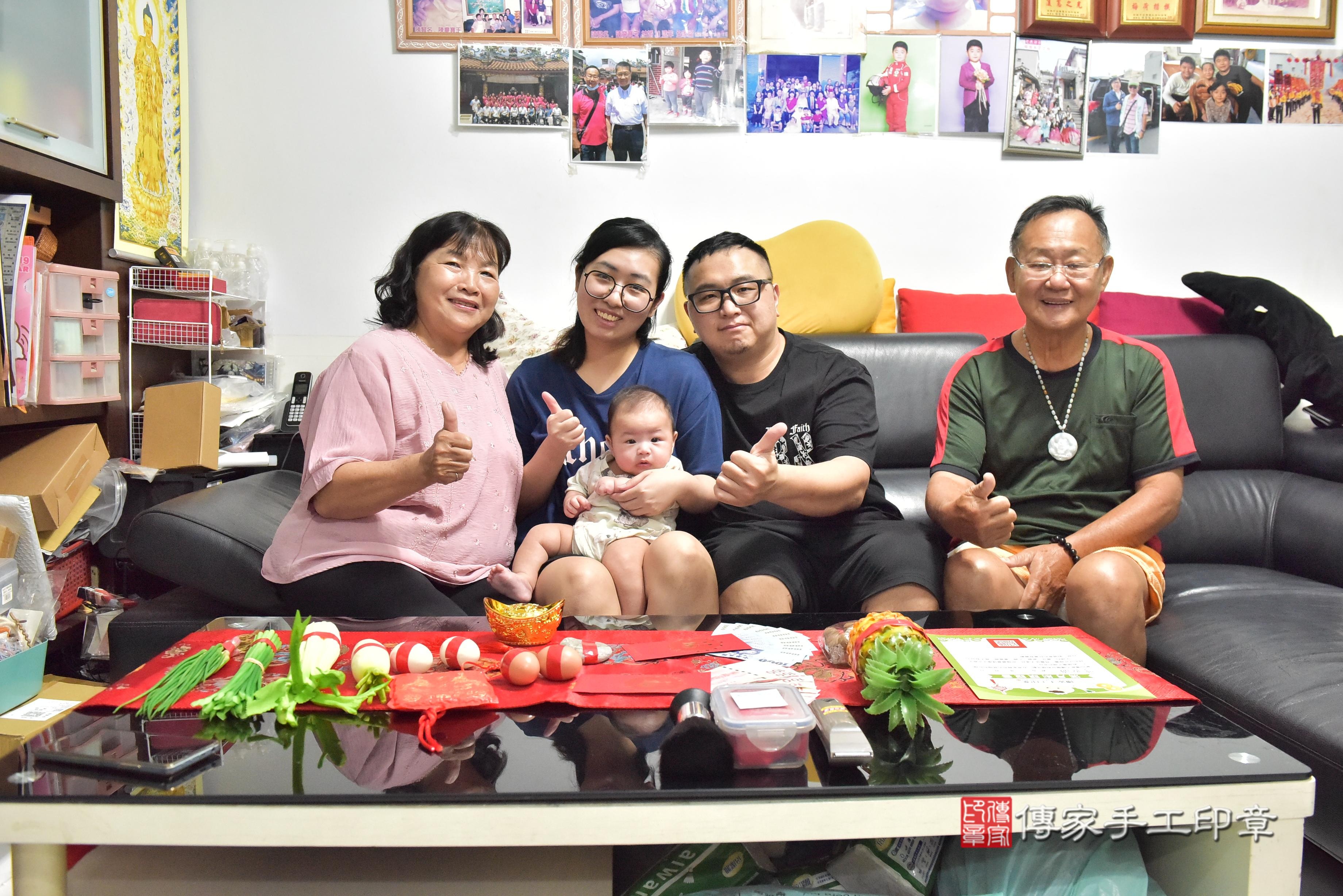 傳家手工印章高雄店、抓周、度脺、中國風會場、傳家嬰兒古禮、吉祥話、抓周道具物品24種、拍照。抓周證書。寶寶抓周、滿周歲、生日快樂、祝福