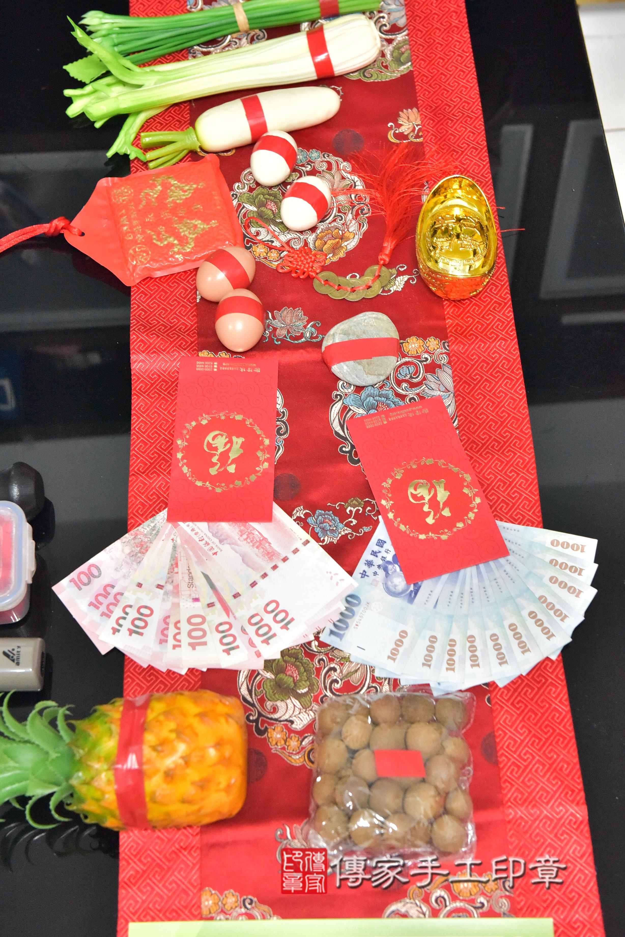 傳家手工印章高雄店、抓周、度脺、中國風會場、傳家嬰兒古禮、吉祥話、抓周道具物品24種、拍照。抓周證書。寶寶抓周、滿周歲、生日快樂、祝福