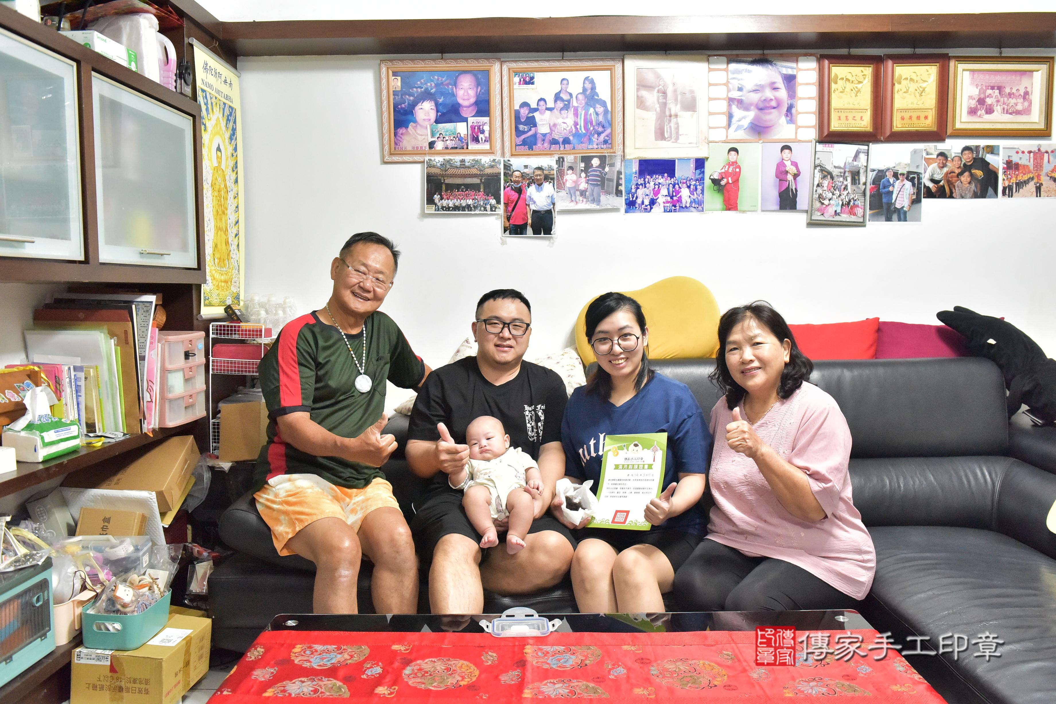 傳家手工印章高雄店、抓周、度脺、中國風會場、傳家嬰兒古禮、吉祥話、抓周道具物品24種、拍照。抓周證書。寶寶抓周、滿周歲、生日快樂、祝福