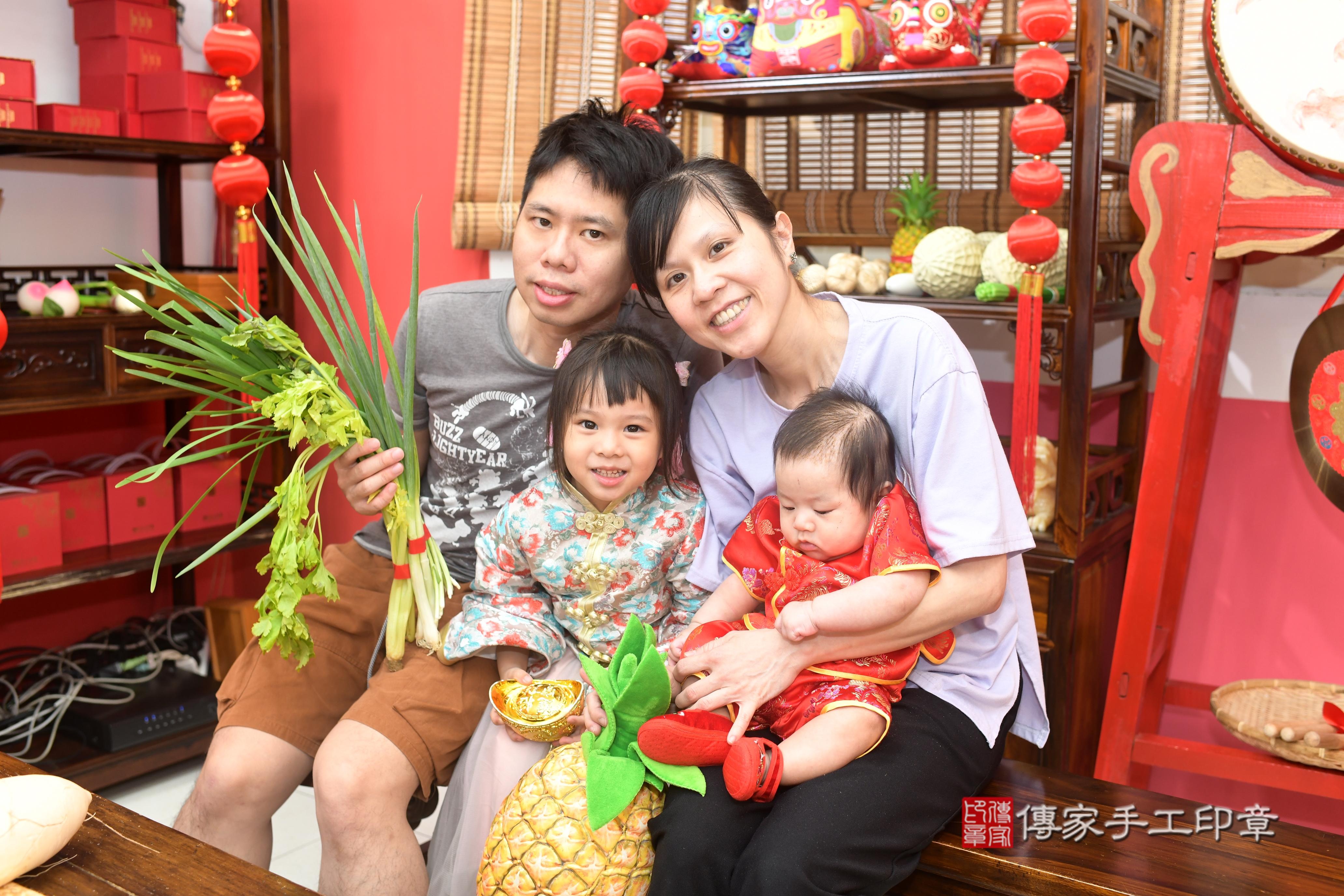 傳家手工印章高雄店、抓周、度脺、中國風會場、傳家嬰兒古禮、吉祥話、抓周道具物品24種、拍照。抓周證書。寶寶抓周、滿周歲、生日快樂、祝福