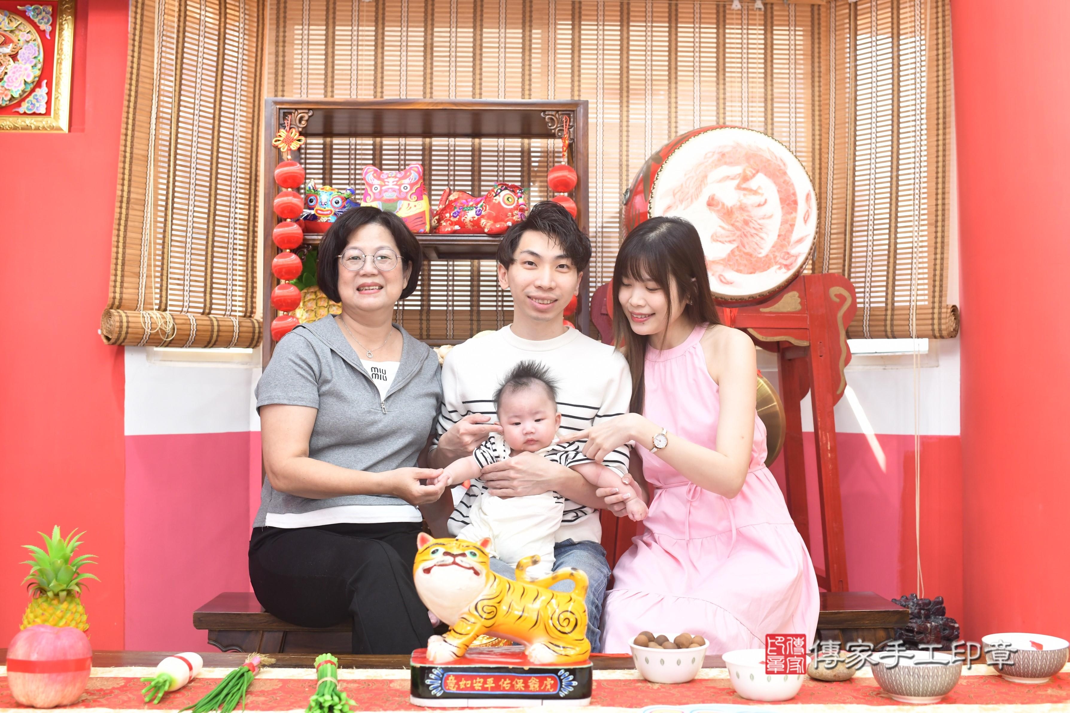 傳家手工印章高雄店、抓周、度脺、中國風會場、傳家嬰兒古禮、吉祥話、抓周道具物品24種、拍照。抓周證書。寶寶抓周、滿周歲、生日快樂、祝福