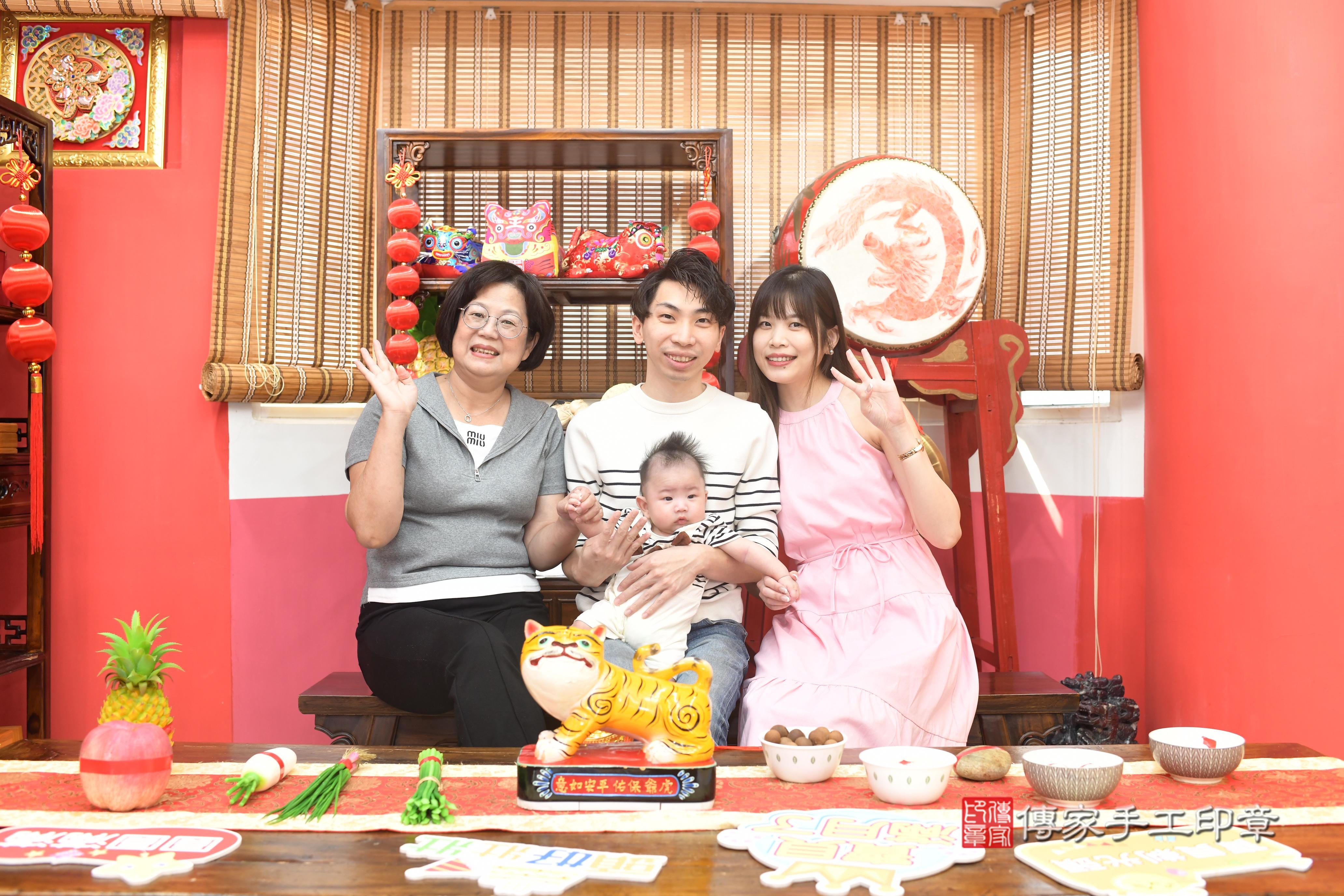 傳家手工印章高雄店、抓周、度脺、中國風會場、傳家嬰兒古禮、吉祥話、抓周道具物品24種、拍照。抓周證書。寶寶抓周、滿周歲、生日快樂、祝福