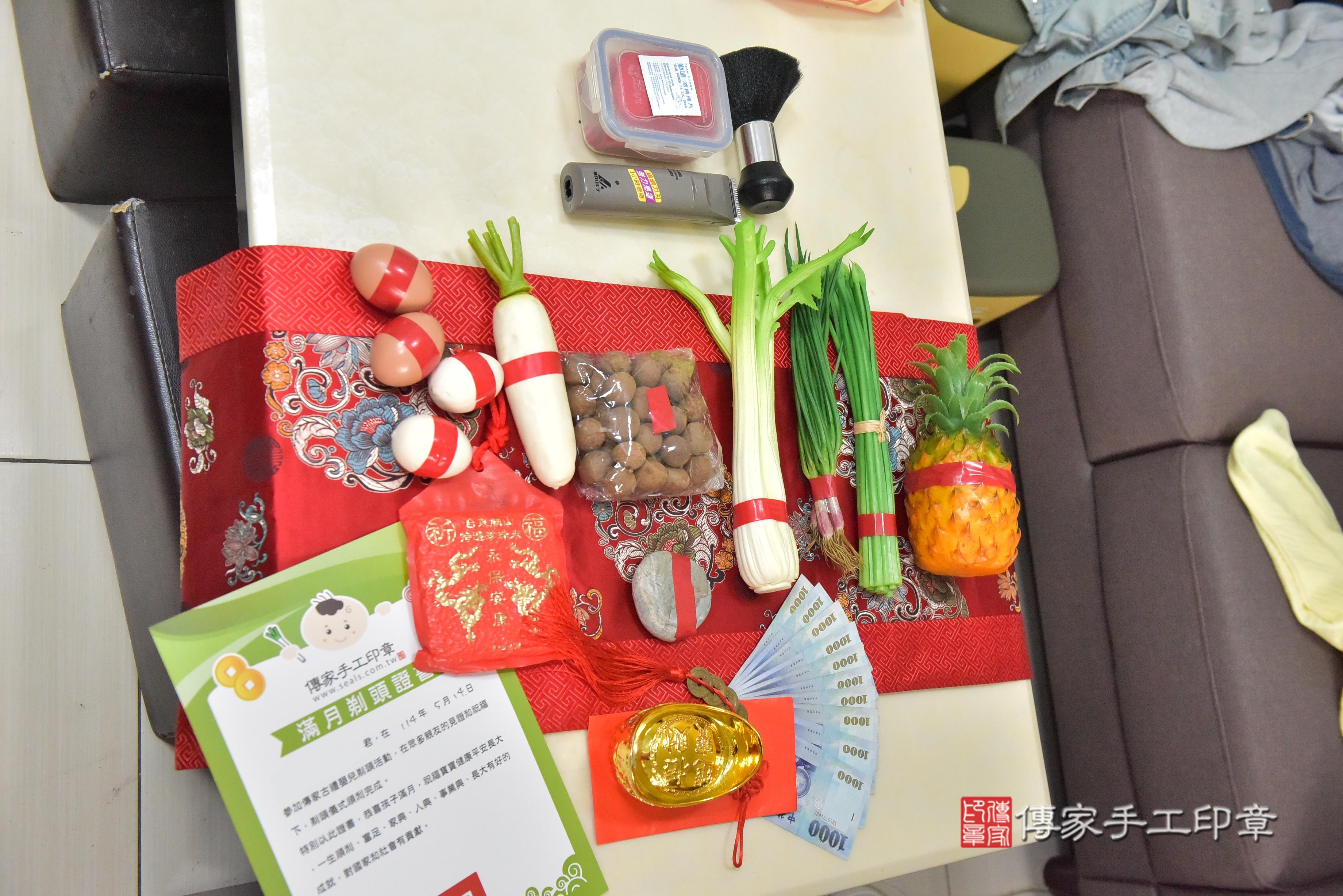 傳家手工印章高雄店、抓周、度脺、中國風會場、傳家嬰兒古禮、吉祥話、抓周道具物品24種、拍照。抓周證書。寶寶抓周、滿周歲、生日快樂、祝福
