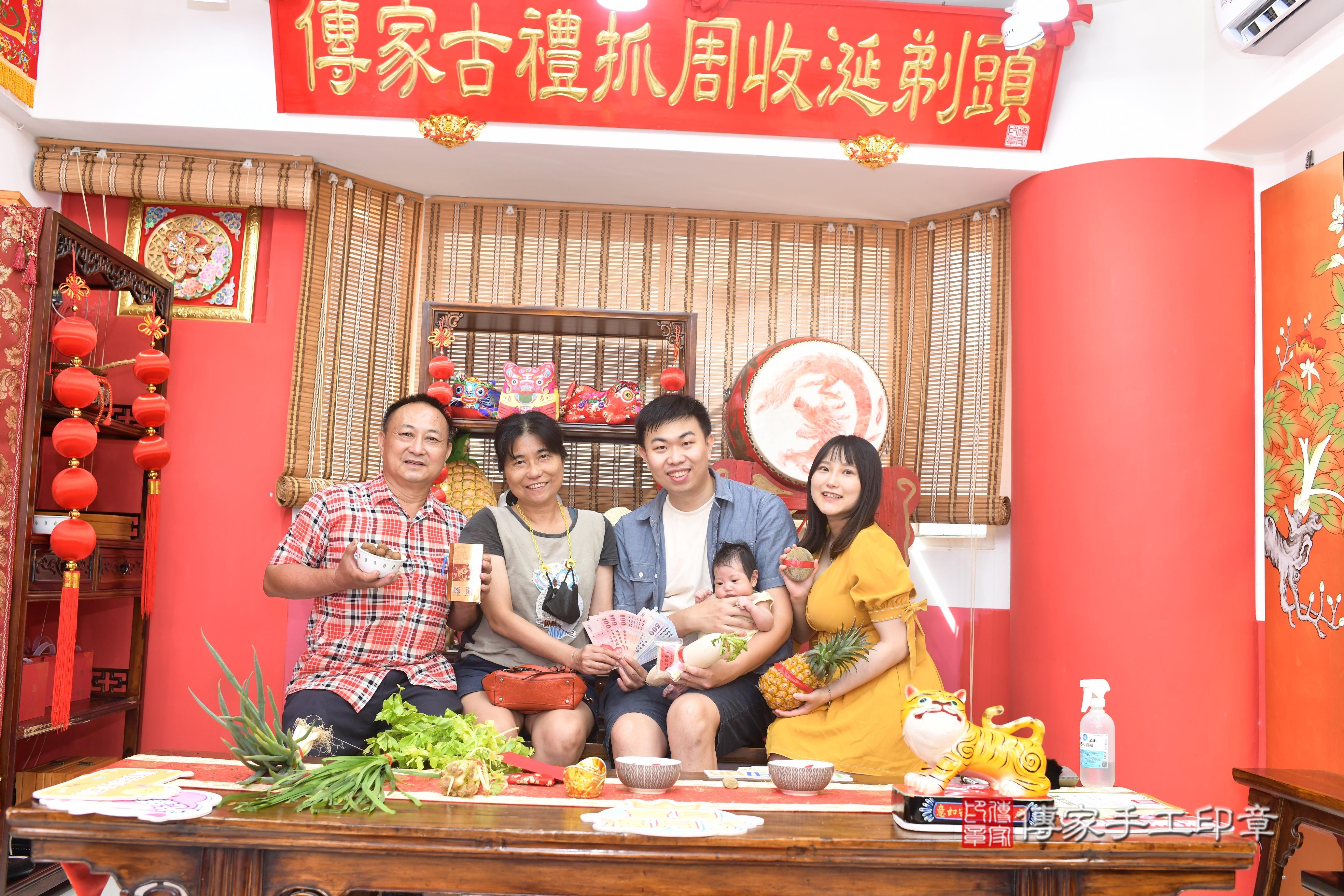 傳家手工印章高雄店、抓周、度脺、中國風會場、傳家嬰兒古禮、吉祥話、抓周道具物品24種、拍照。抓周證書。寶寶抓周、滿周歲、生日快樂、祝福