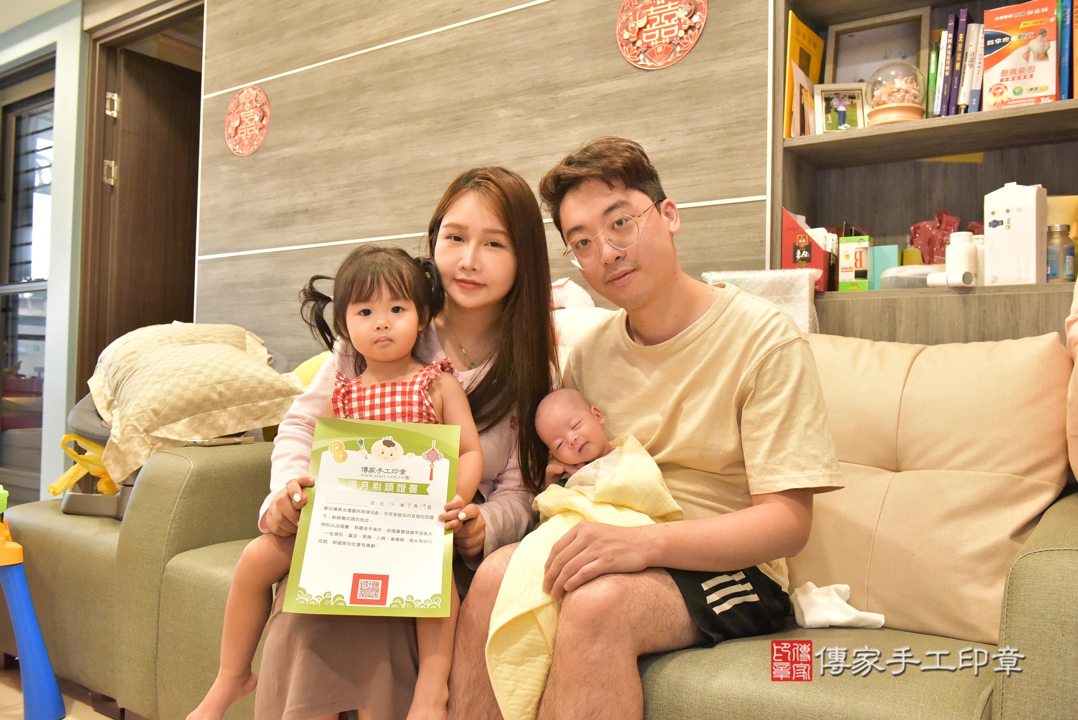 傳家手工印章高雄店、抓周、度脺、中國風會場、傳家嬰兒古禮、吉祥話、抓周道具物品24種、拍照。抓周證書。寶寶抓周、滿周歲、生日快樂、祝福